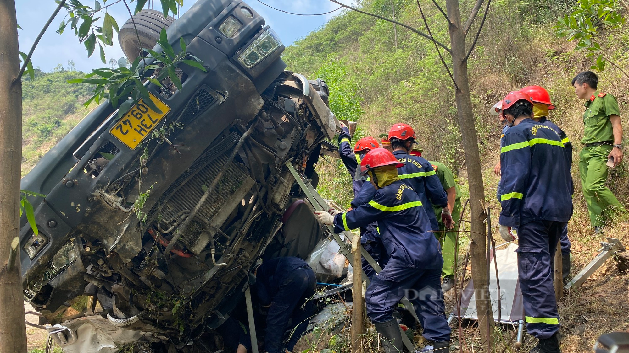 Danh tính 9 người bị nạn trên xe tải dưa lật vào vách núi ở Phú Yên - Ảnh 1.