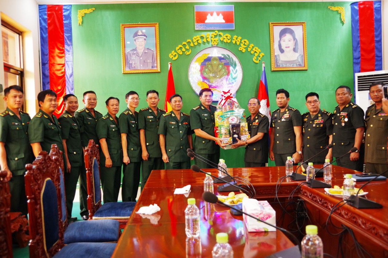 Bộ đội Biên phòng An Giang chúc tết cổ truyền các lực lượng vũ trang Campuchia - Ảnh 3.