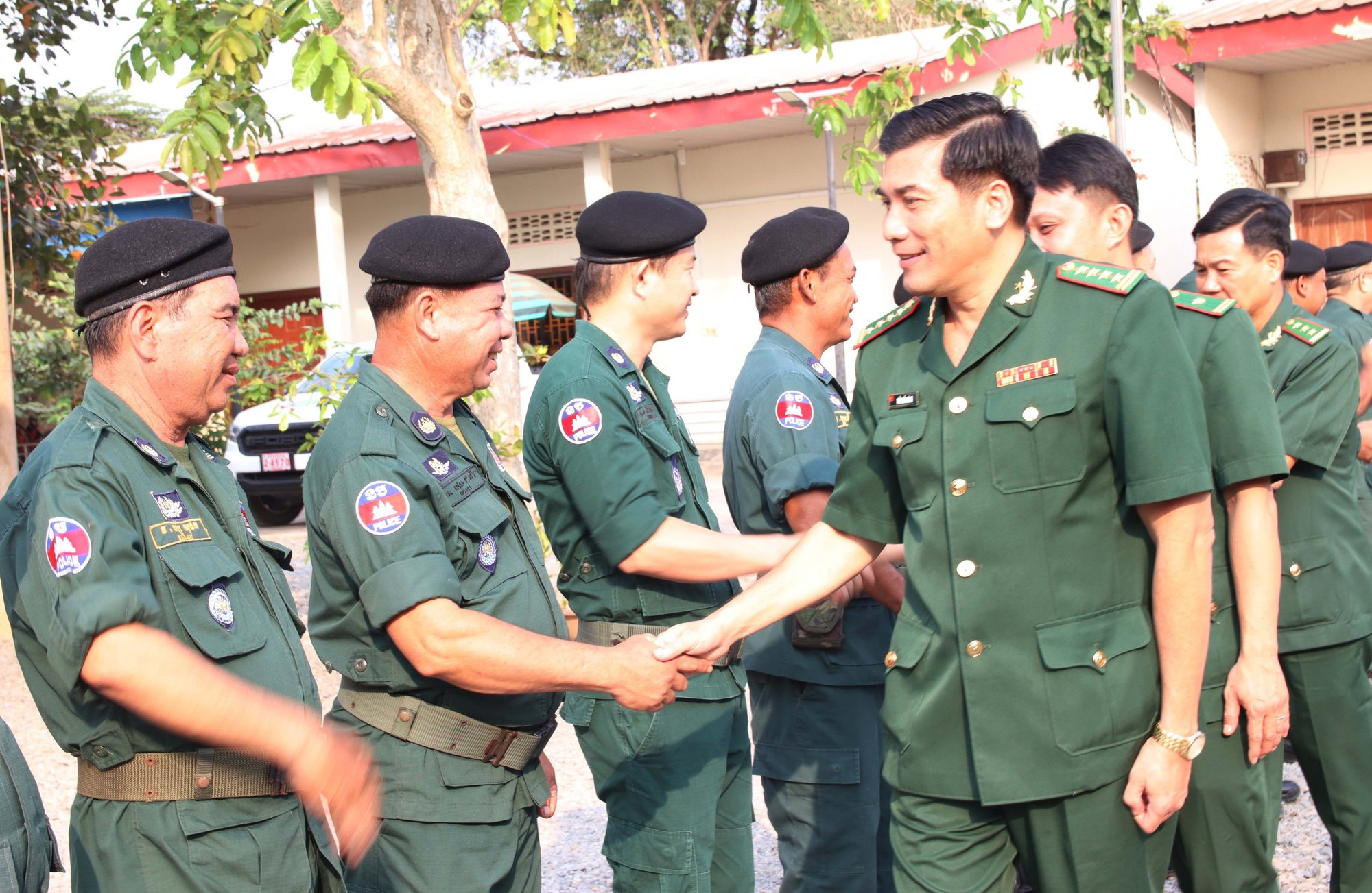 Bộ đội Biên phòng An Giang chúc tết cổ truyền các lực lượng vũ trang Campuchia - Ảnh 2.