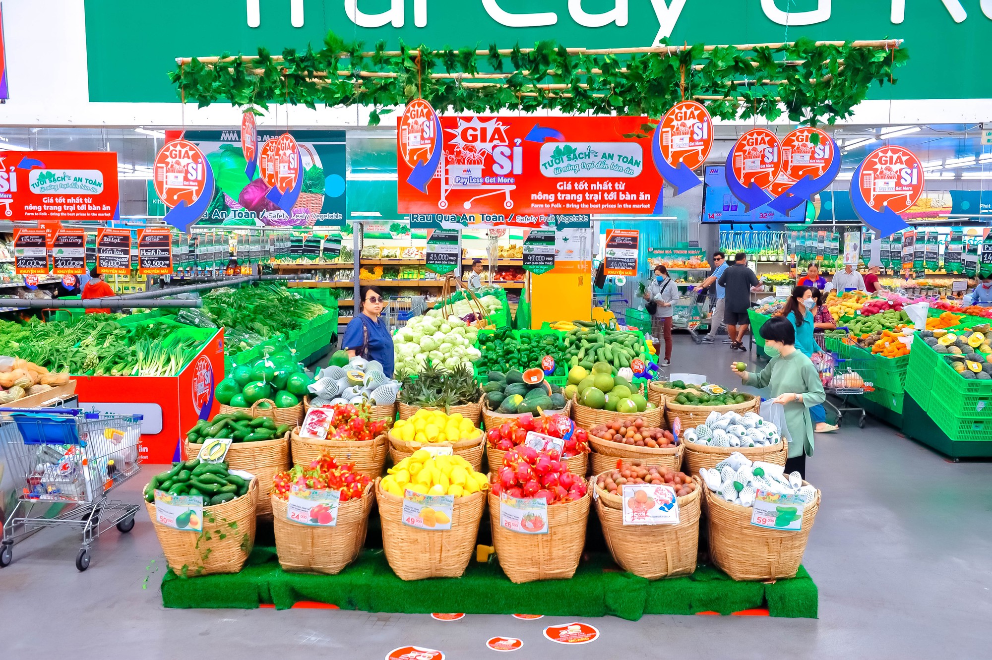 Một siêu thị lớn triển khai 2 chiến dịch về giá lớn nhất năm, rau củ, hải sản giá &quot;mềm&quot; như chợ đầu mối - Ảnh 2.