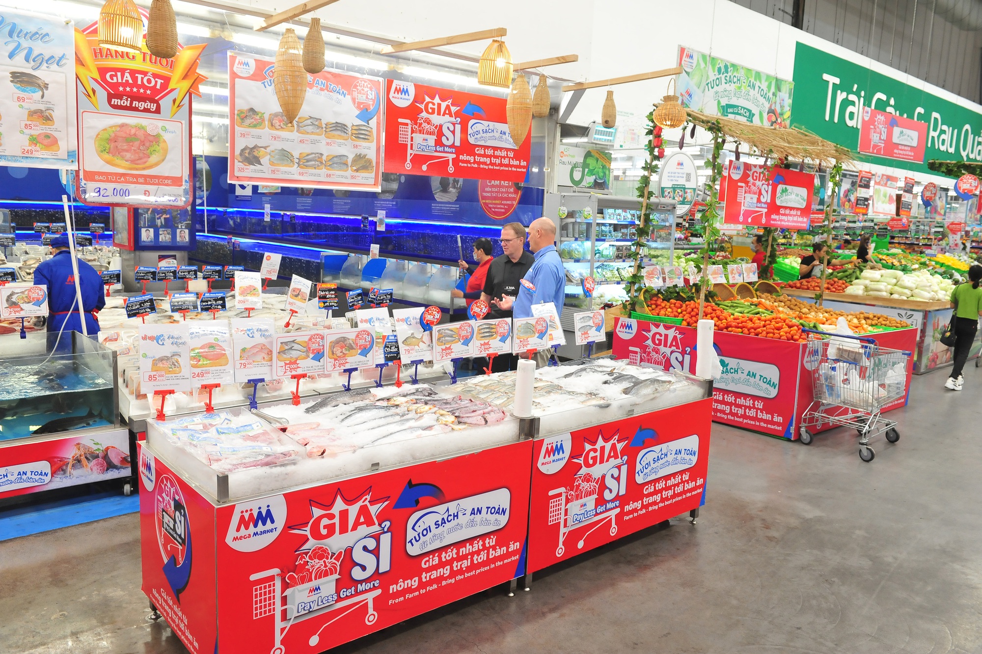 Một siêu thị lớn triển khai 2 chiến dịch về giá lớn nhất năm, rau củ, hải sản giá &quot;mềm&quot; như chợ đầu mối - Ảnh 1.