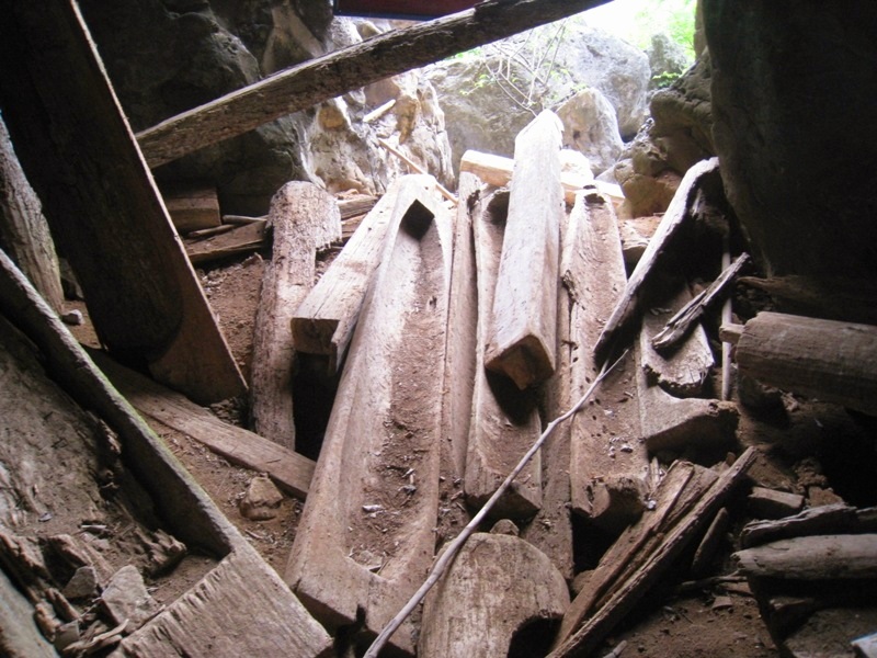 Kỳ bí hang đá chứa hơn 100 cỗ quan tài trên vách núi ở Thanh Hóa - Ảnh 9.