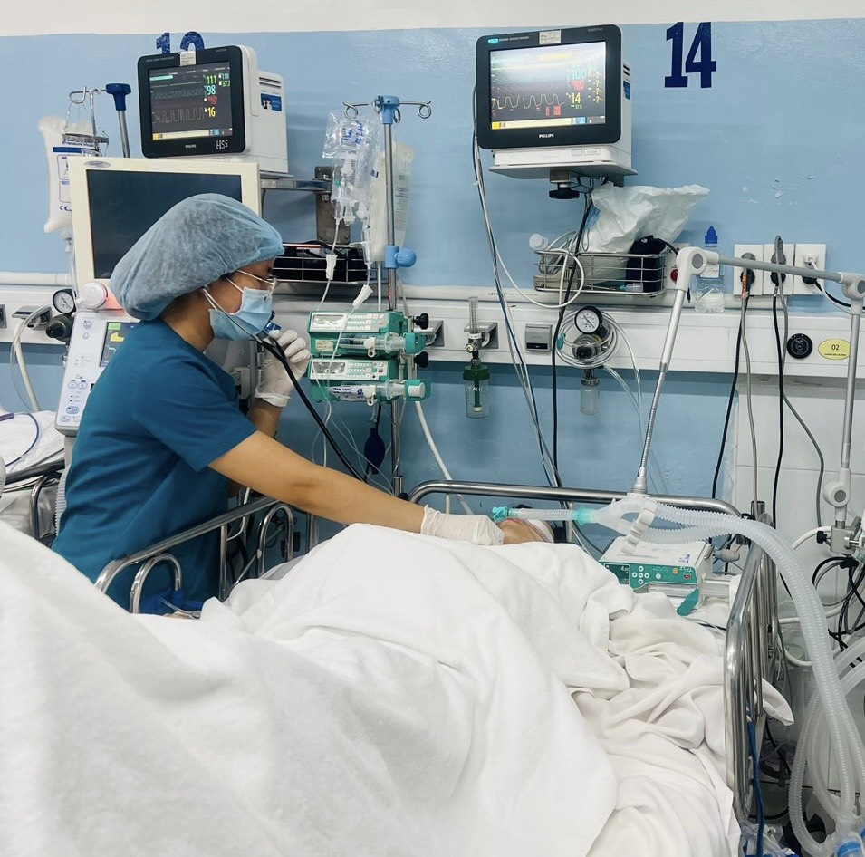 Trường THCS Trần Văn Ơn hỗ trợ chi phí, túc trực tại bệnh viện các nạn nhân bị cây đè trúng - Ảnh 3.