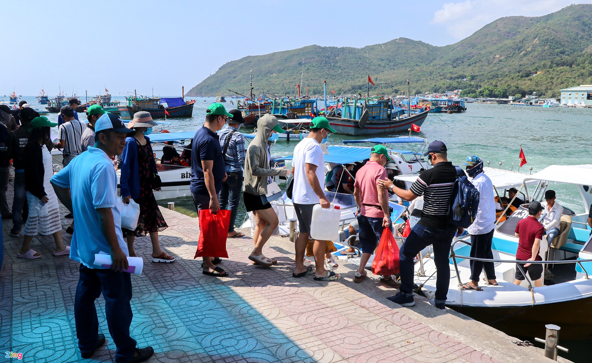 Người dân, du khách đổ xô tắm biển Nha Trang ngày nắng nóng - Ảnh 10.