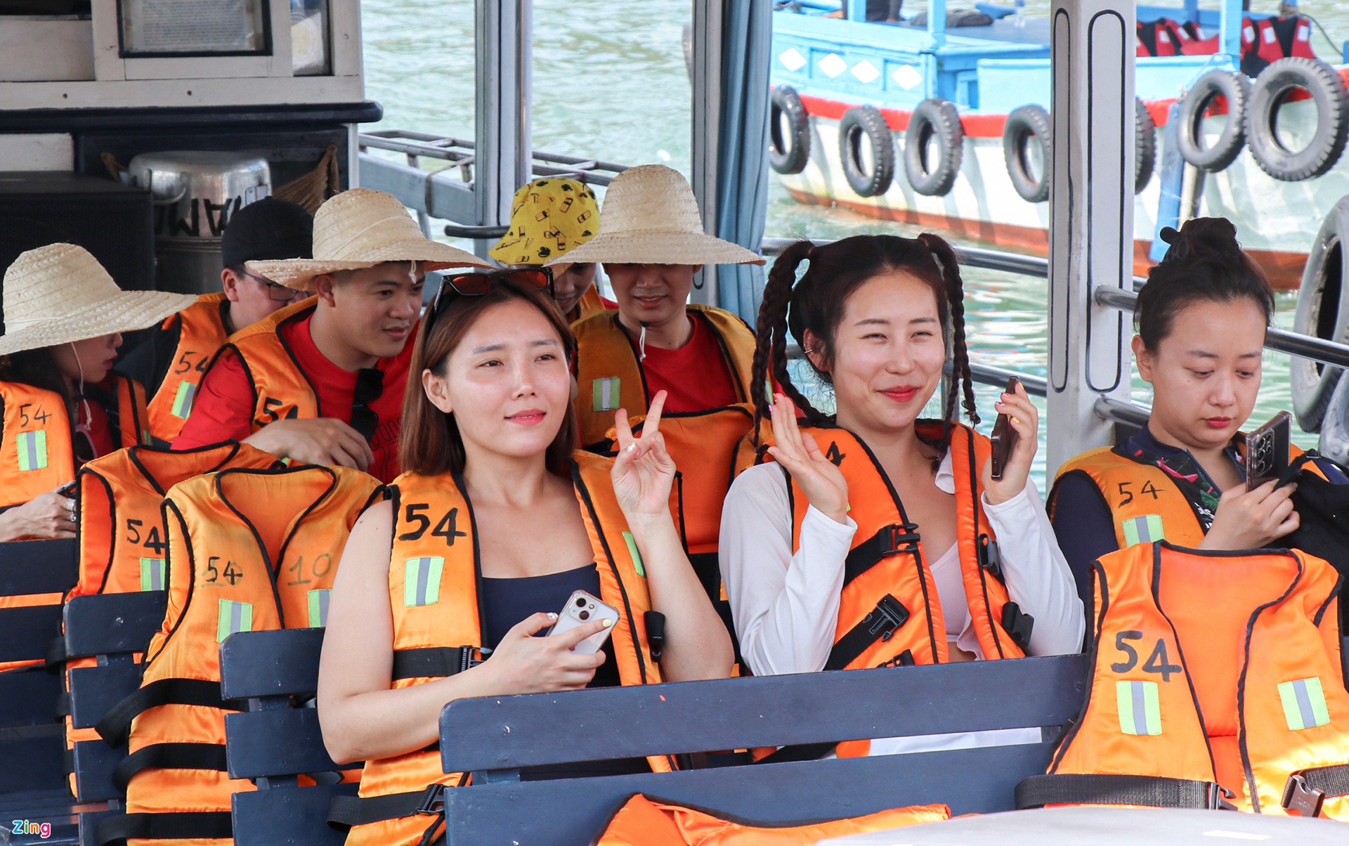 Người dân, du khách đổ xô tắm biển Nha Trang ngày nắng nóng - Ảnh 11.