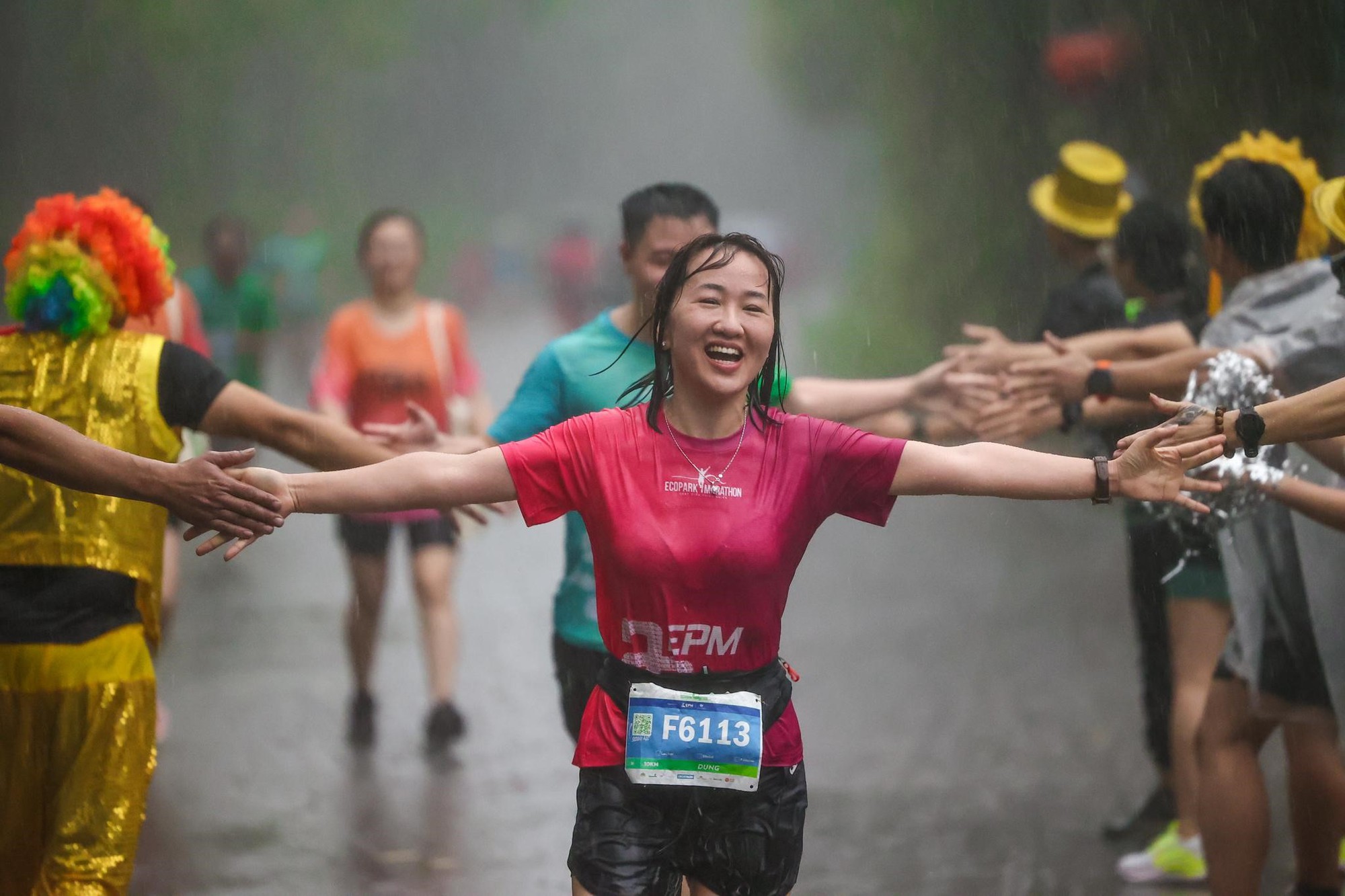 Những khoảnh khắc khó quên trên đường đua Ecopark Marathon 2023  - Ảnh 13.