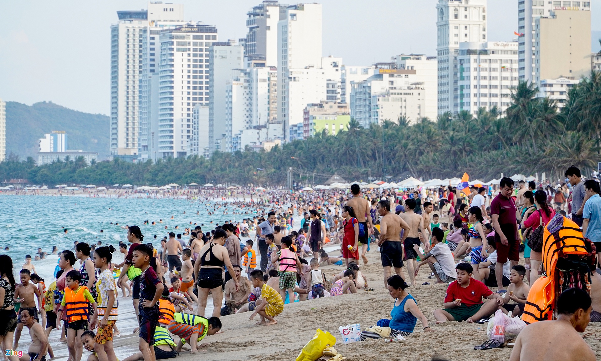 Người dân, du khách đổ xô tắm biển Nha Trang ngày nắng nóng - Ảnh 7.