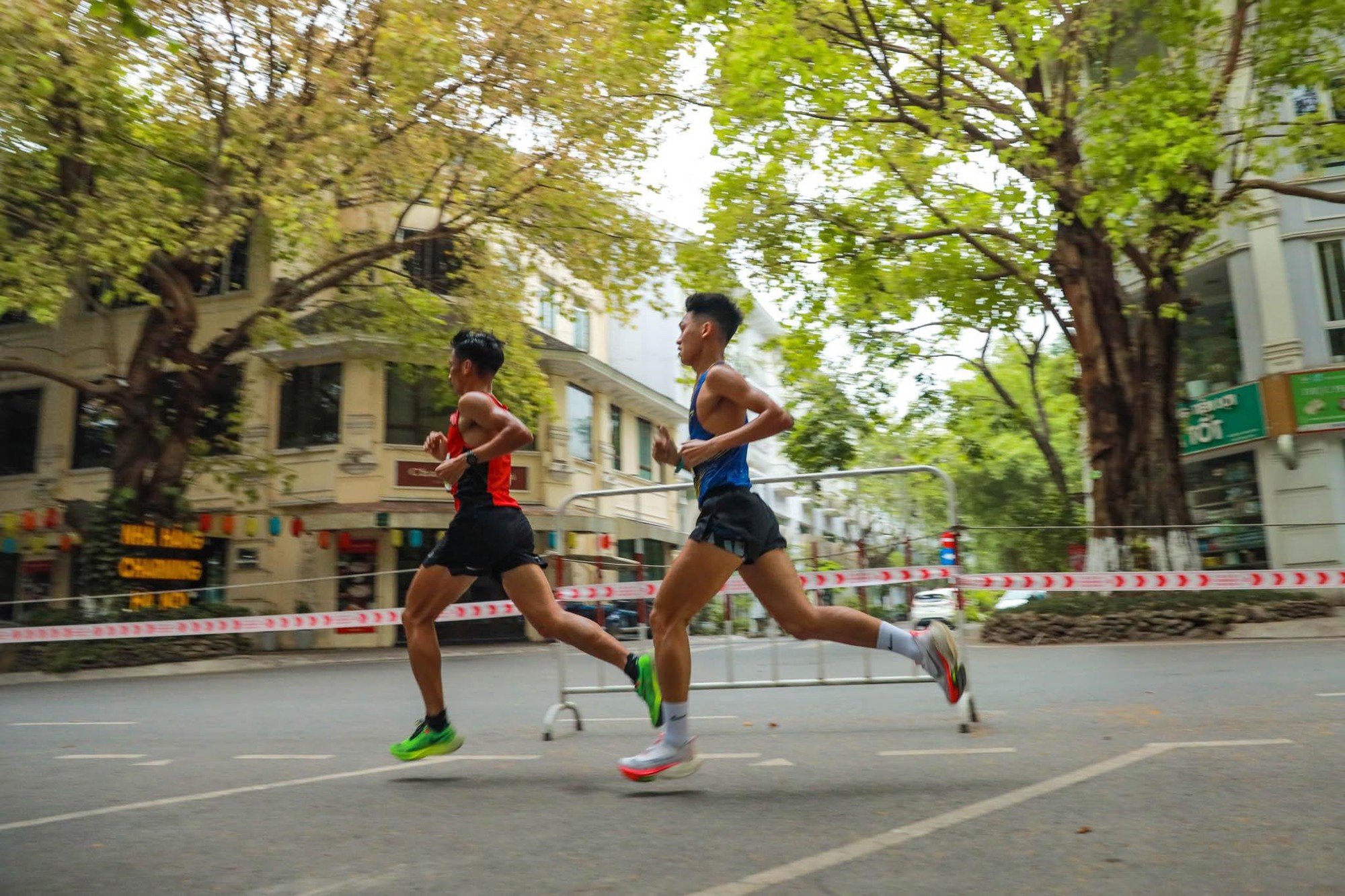 Những khoảnh khắc khó quên trên đường đua Ecopark Marathon 2023  - Ảnh 4.