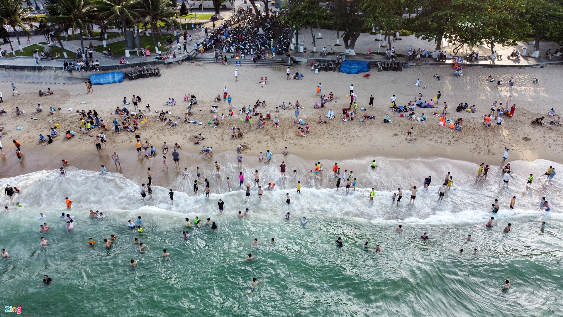 Người dân, du khách đổ xô tắm biển Nha Trang ngày nắng nóng - Ảnh 9.