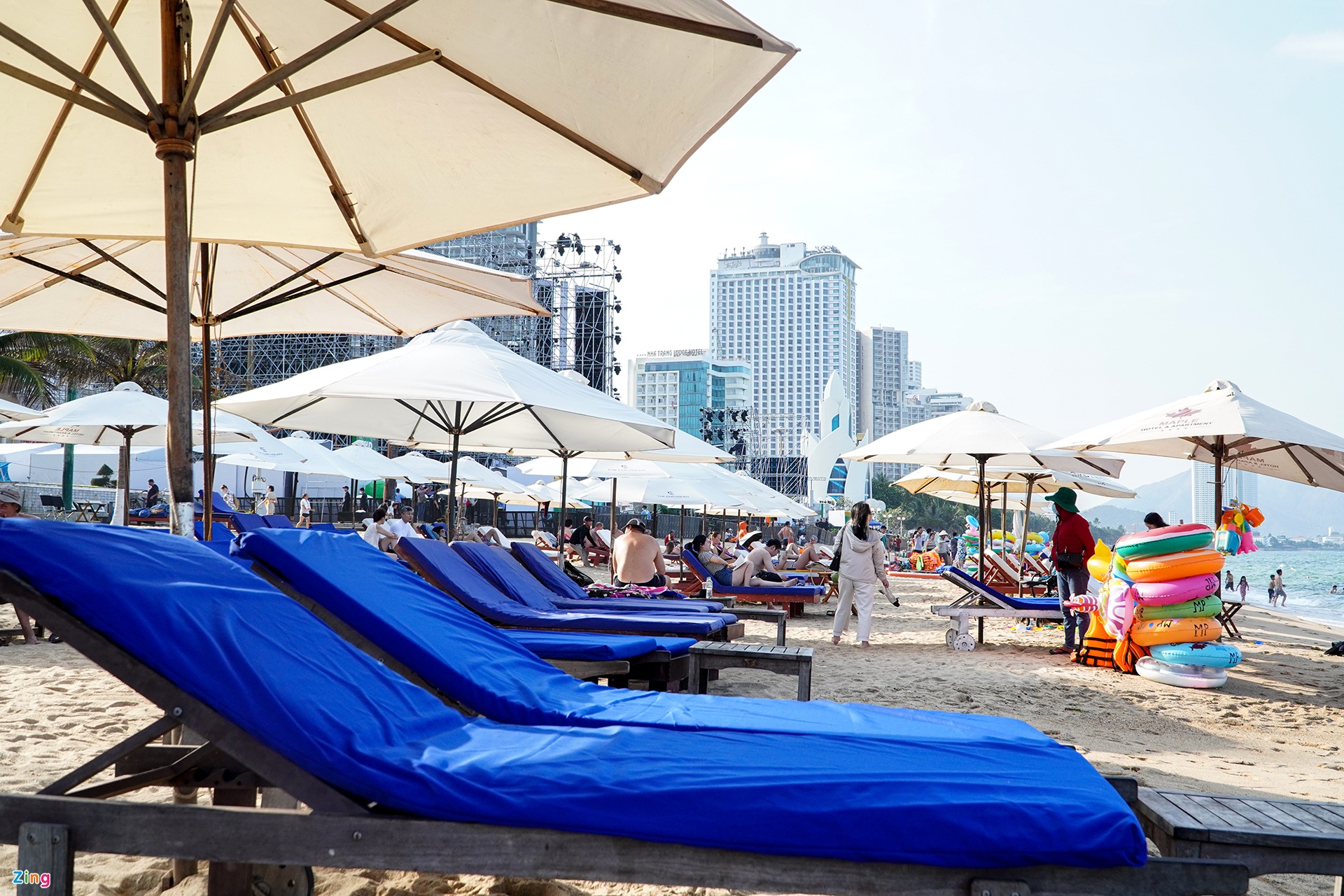 Người dân, du khách đổ xô tắm biển Nha Trang ngày nắng nóng - Ảnh 3.