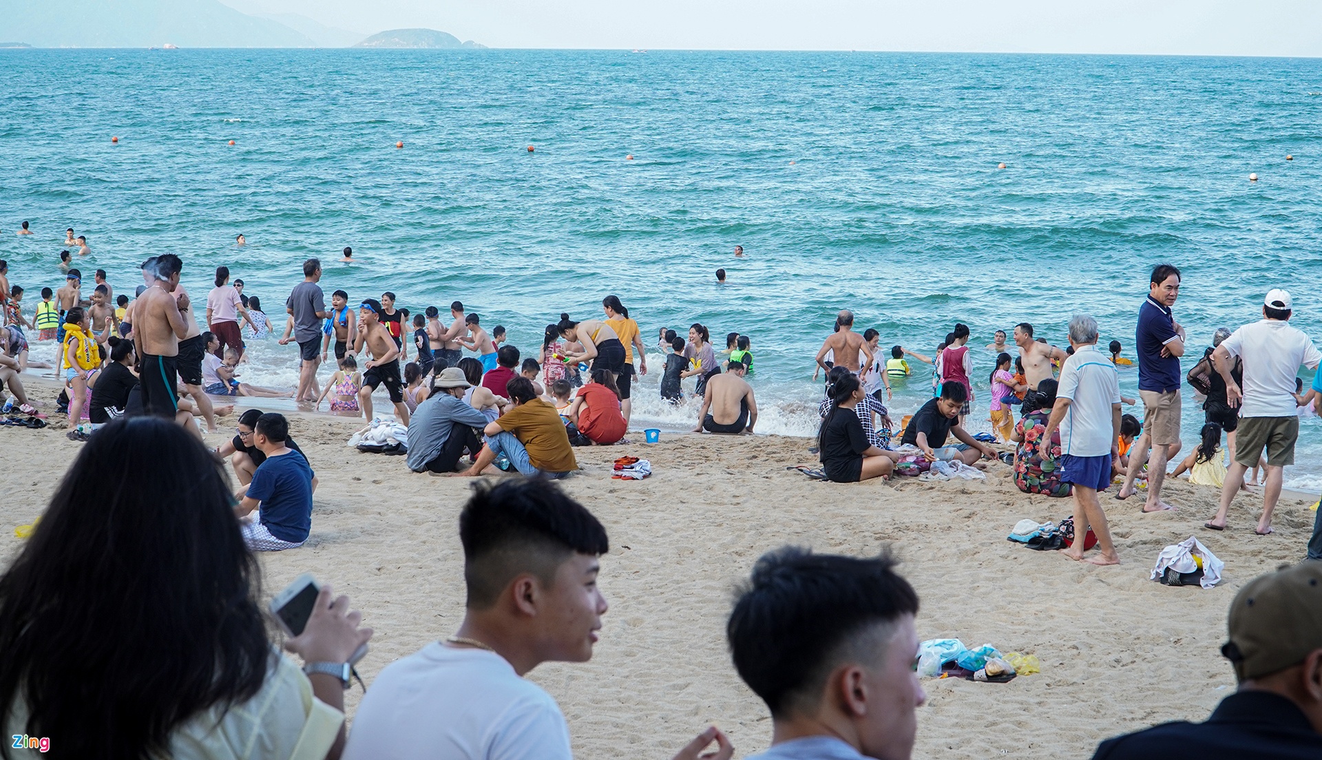 Người dân, du khách đổ xô tắm biển Nha Trang ngày nắng nóng - Ảnh 6.