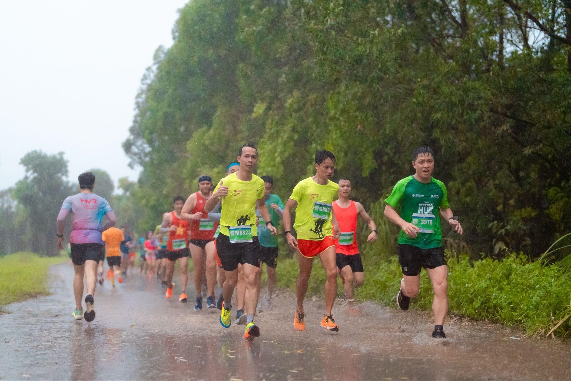 Những khoảnh khắc khó quên trên đường đua Ecopark Marathon 2023  - Ảnh 9.