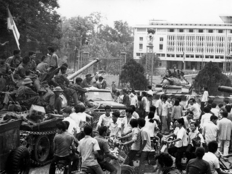 49 năm ngày Thống nhất đất nước: "Không thể ngờ, chúng tôi có thể ôm súng, ngủ gục giữa đường phố Sài Gòn"- Ảnh 1.