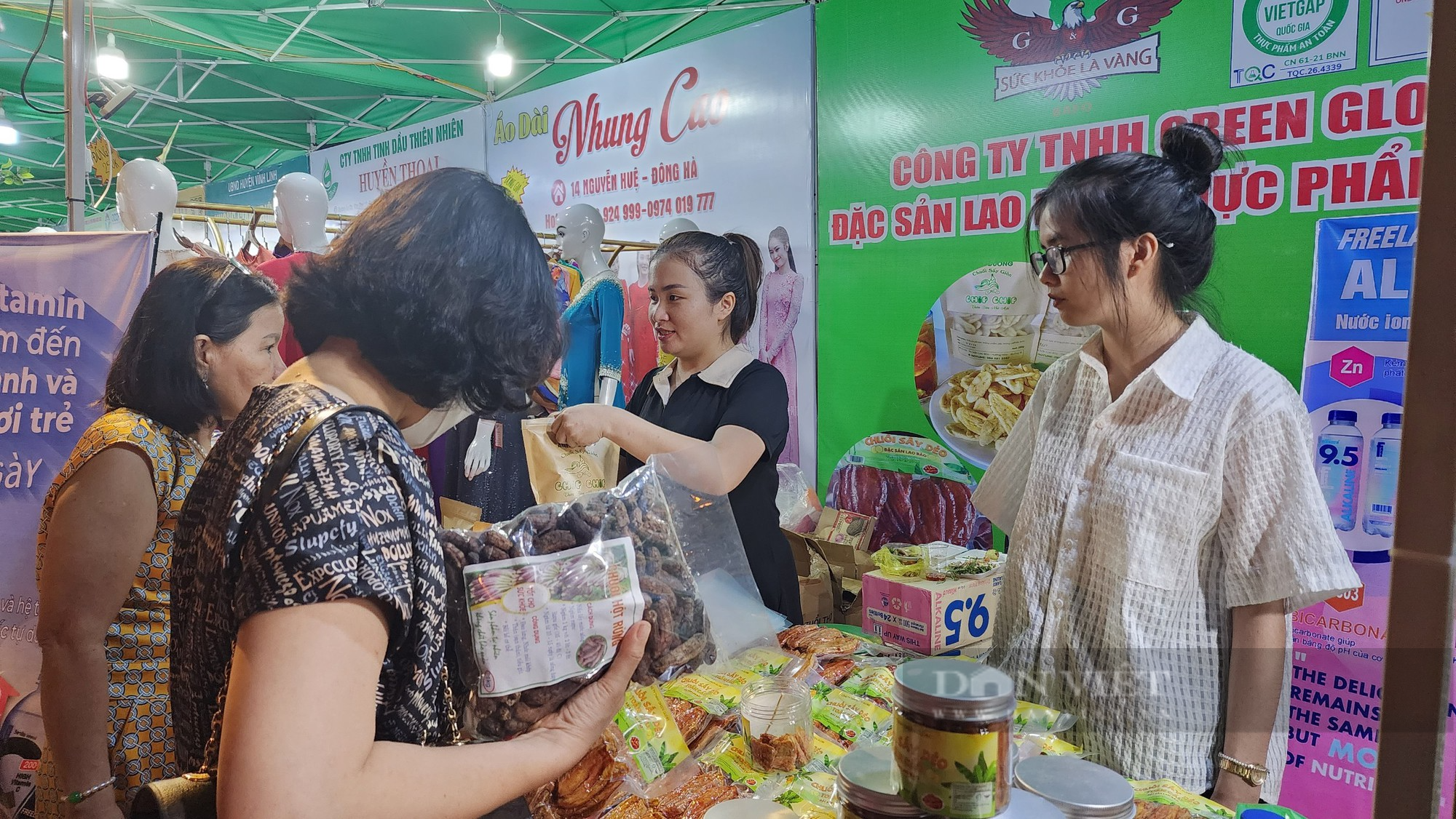 Sản phẩm OCOP tỉnh Quảng Trị thu hút khách dịp 30/4 - Ảnh 7.