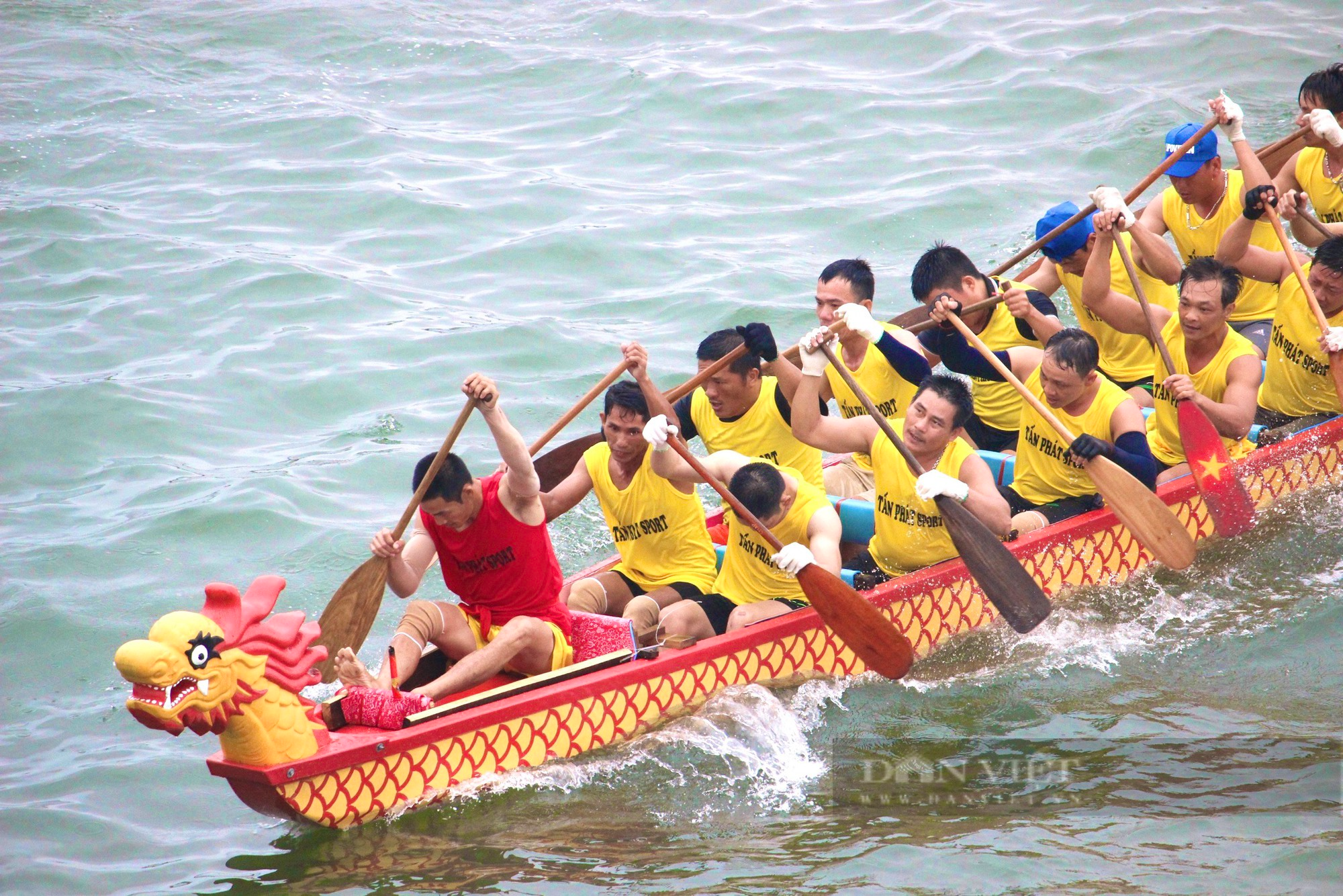 Quảng Bình: Người dân cầm bánh mỳ, ống nhòm &quot;đội mưa&quot; xem đua thuyền trên sông Nhật Lệ  - Ảnh 3.