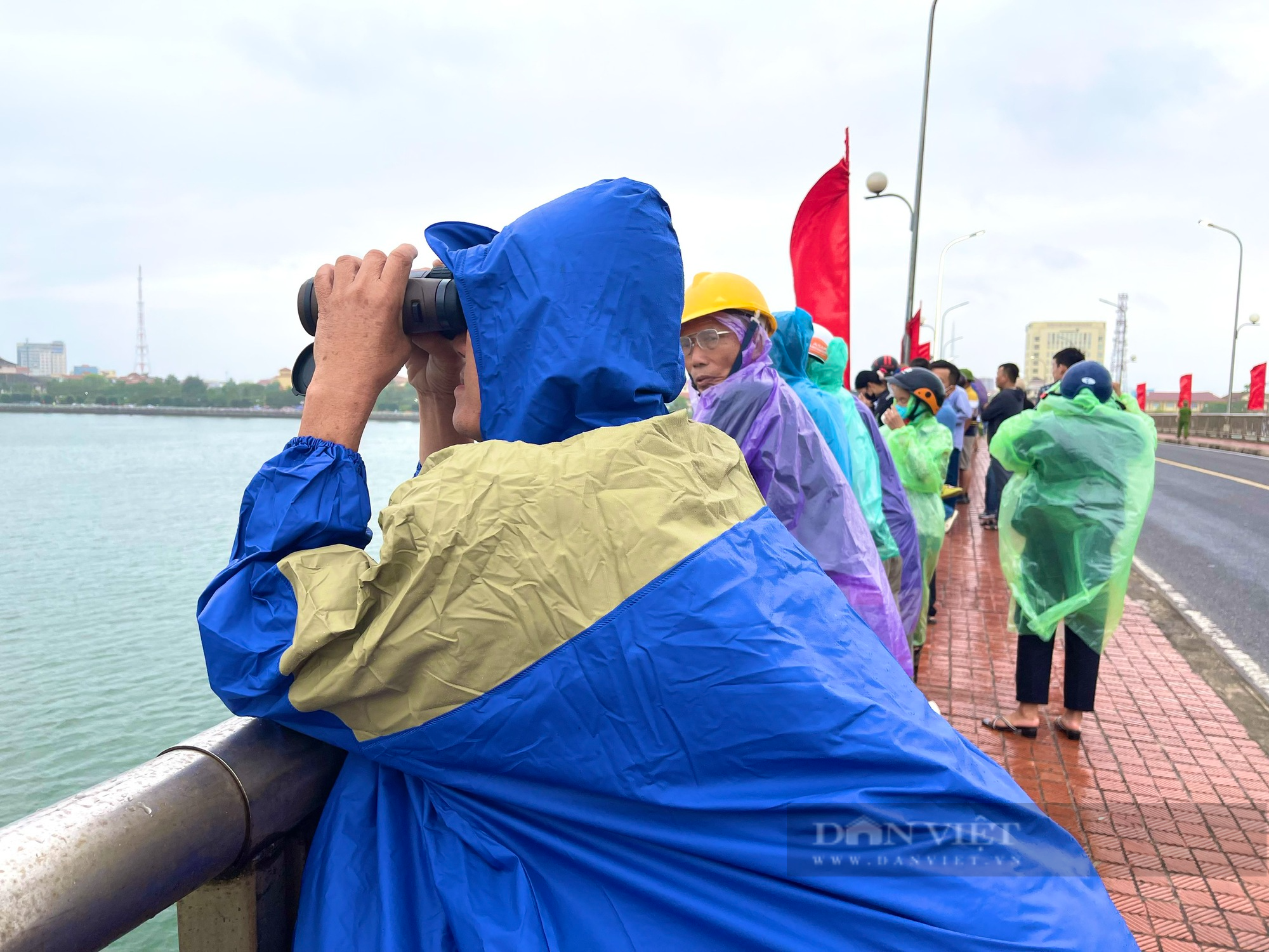 Quảng Bình: Người dân cầm bánh mỳ, ống nhòm &quot;đội mưa&quot; xem đua thuyền trên sông Nhật Lệ  - Ảnh 4.