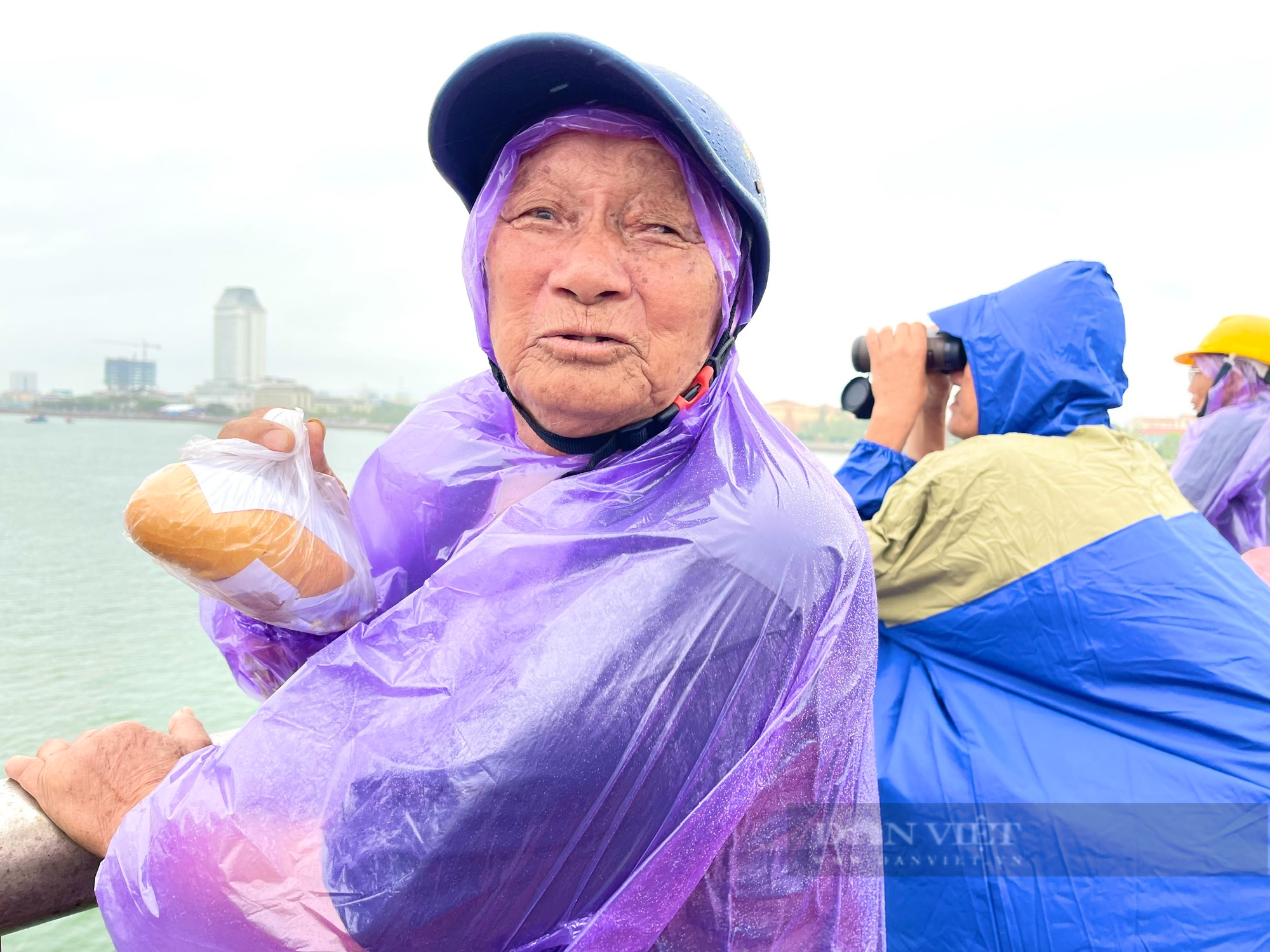 Quảng Bình: Người dân cầm bánh mỳ, ống nhòm &quot;đội mưa&quot; xem đua thuyền trên sông Nhật Lệ  - Ảnh 5.