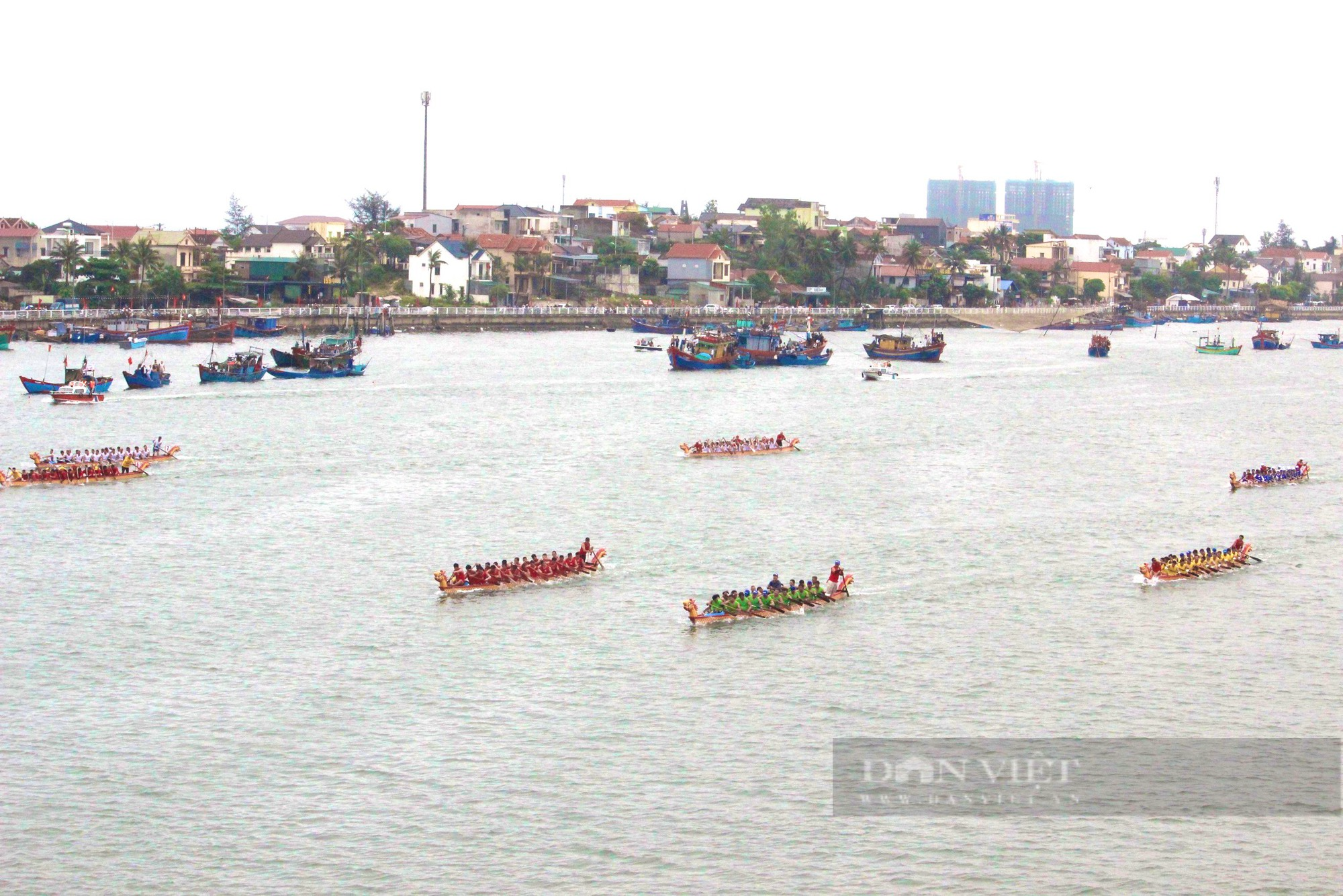 Quảng Bình: Người dân cầm bánh mỳ, ống nhòm &quot;đội mưa&quot; xem đua thuyền trên sông Nhật Lệ  - Ảnh 7.