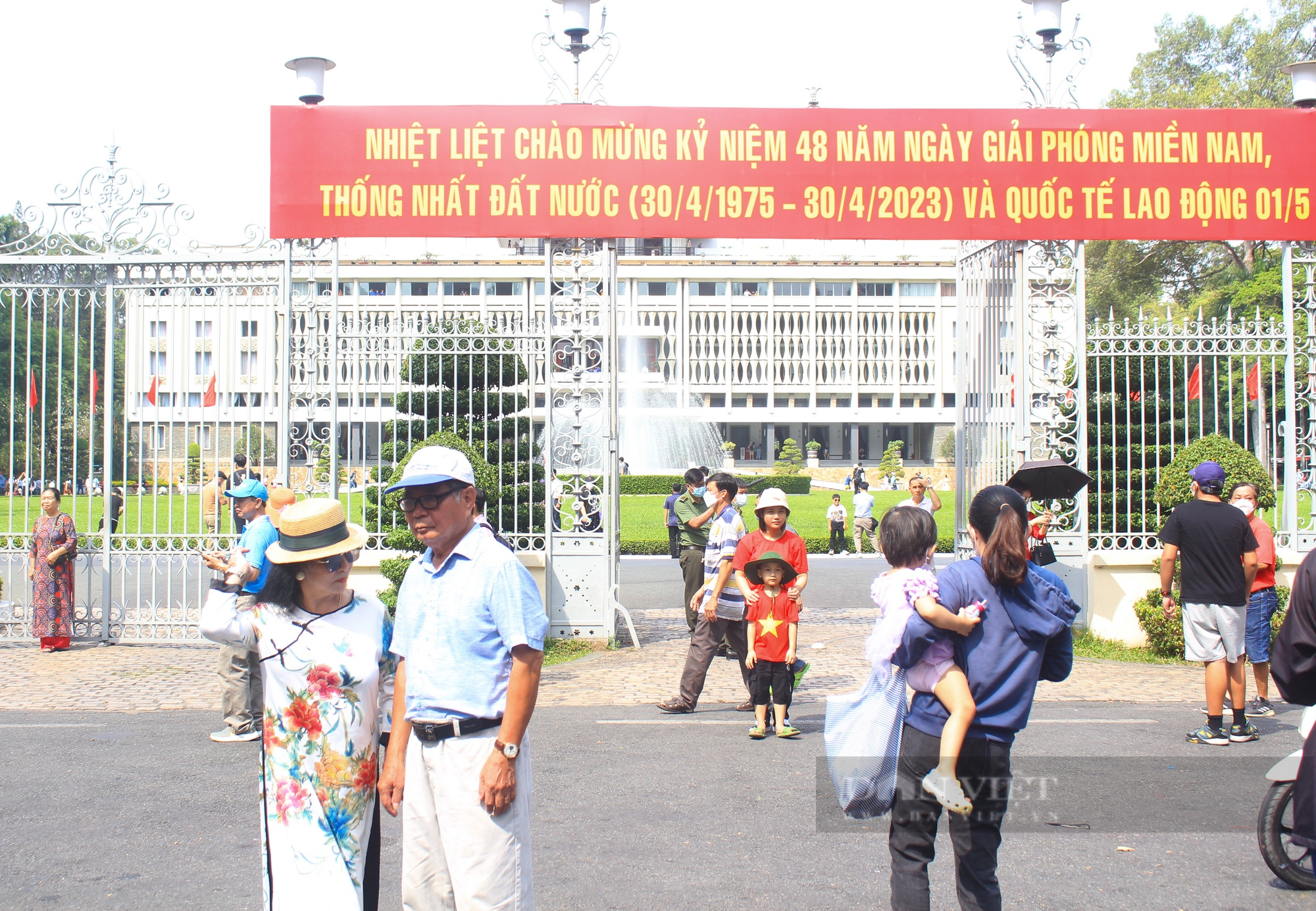 &quot;Biển người&quot; chờ tham quan Dinh Độc Lập ngày 30/4, tới trưa vẫn còn đông nghẹt - Ảnh 9.