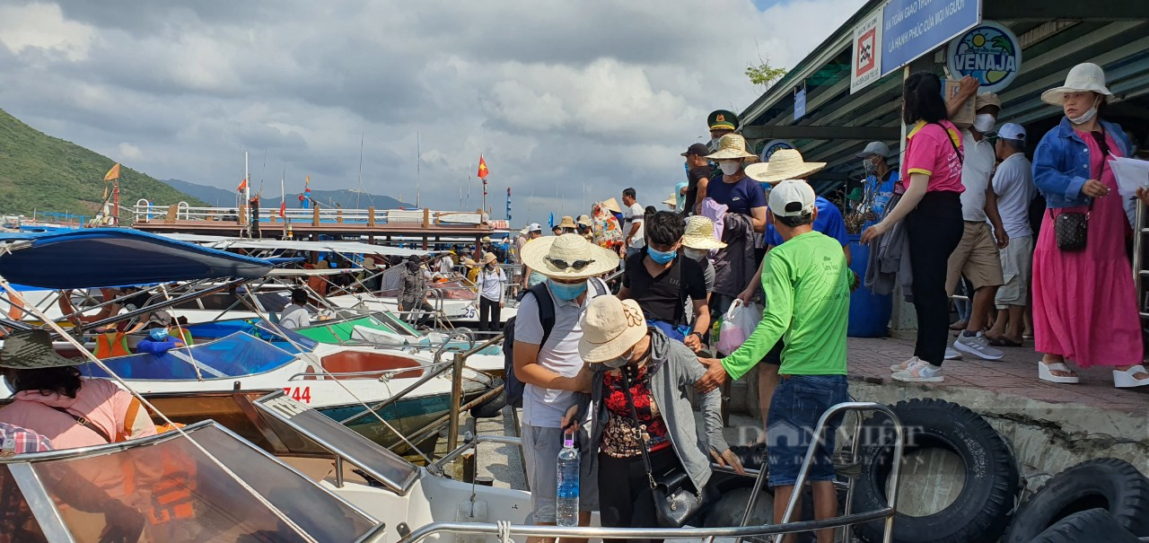 Du khách tham quan tour biển đảo Nha Trang đông nghịt - Ảnh 1.