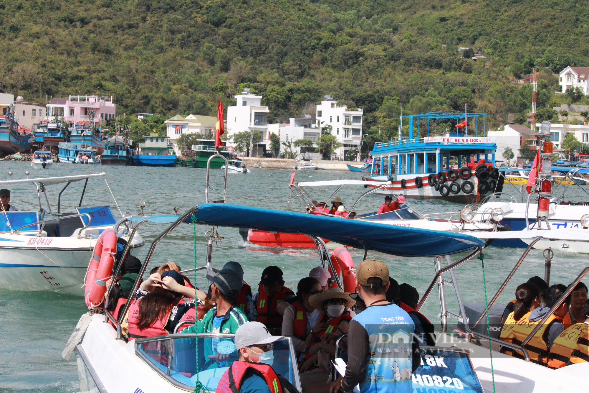 Du khách tham quan tour biển đảo Nha Trang đông nghịt - Ảnh 3.