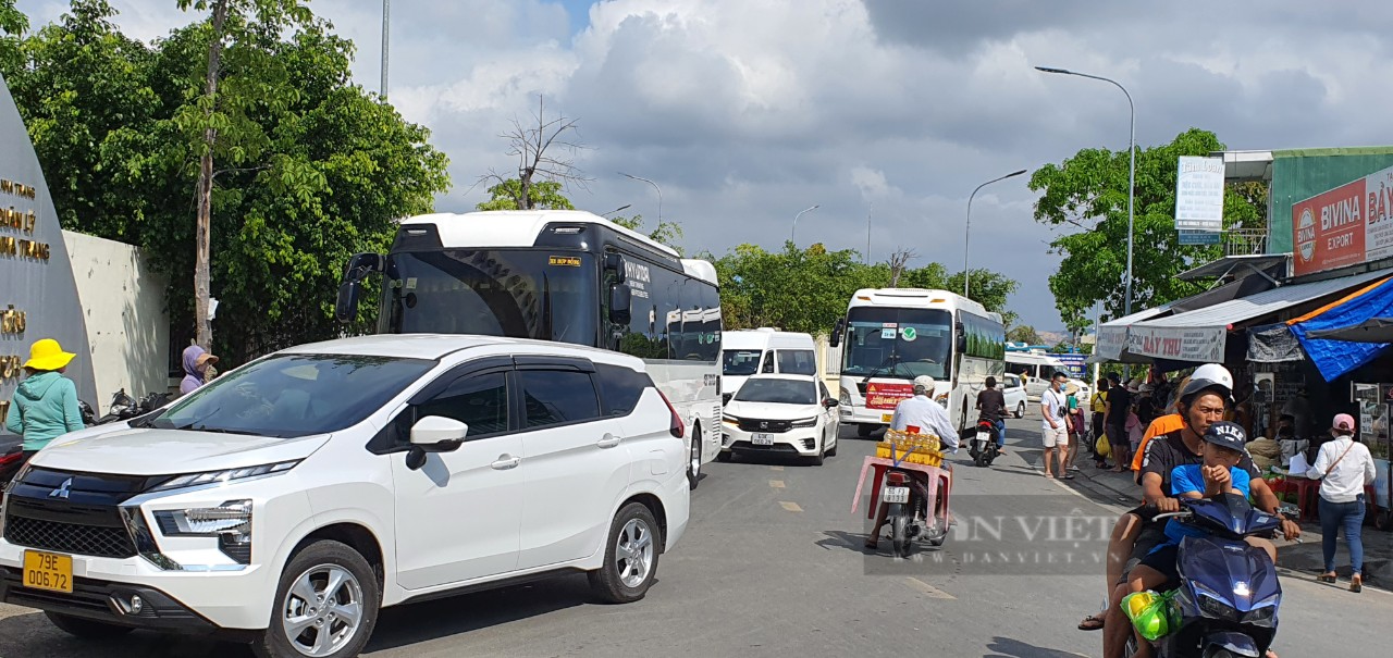 Du khách tham quan tour biển đảo Nha Trang đông nghịt - Ảnh 4.