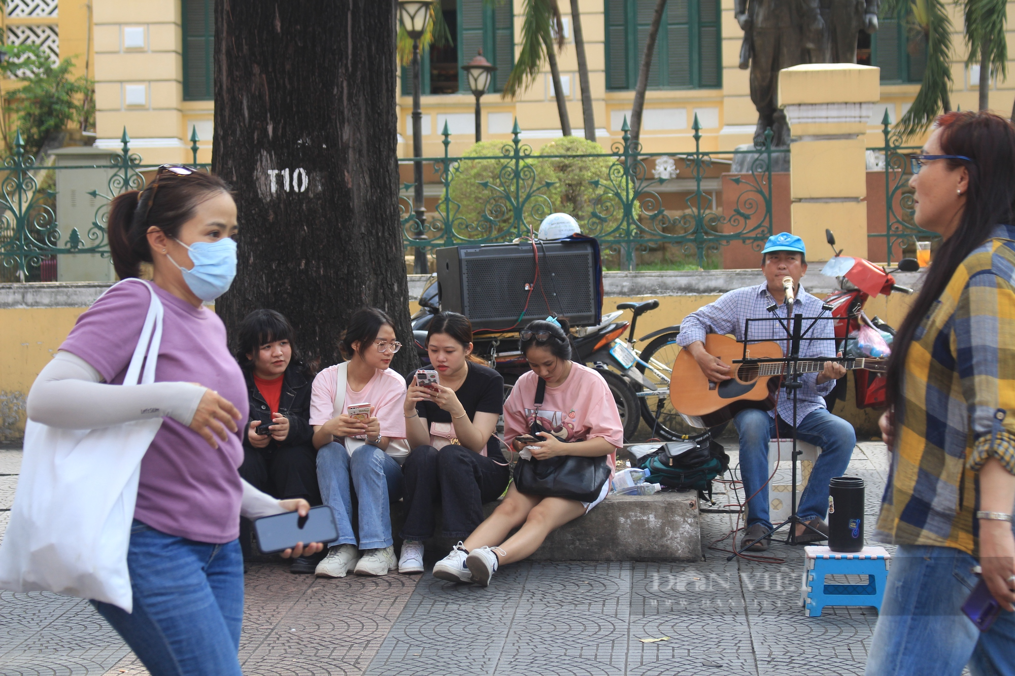 Người dân TP.HCM xuống phố chơi lễ 30/4, “tá hỏa” với cảnh xếp hàng ở Sở Thú - Ảnh 5.