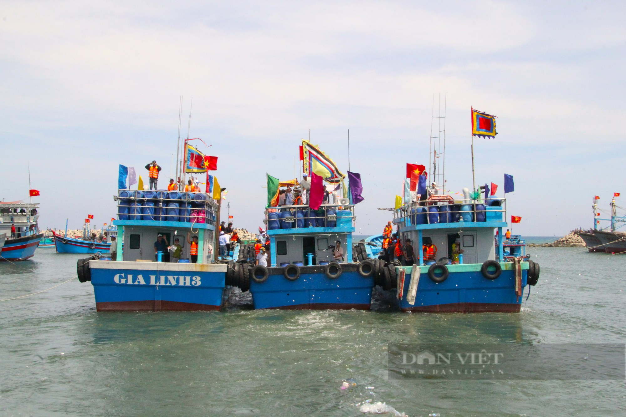 Hàng ngàn du khách và ngư dân tham gia Lễ hội cầu ngư Lăng Thần Nam Hải Mỹ Tân ở Ninh Thuận - Ảnh 4.