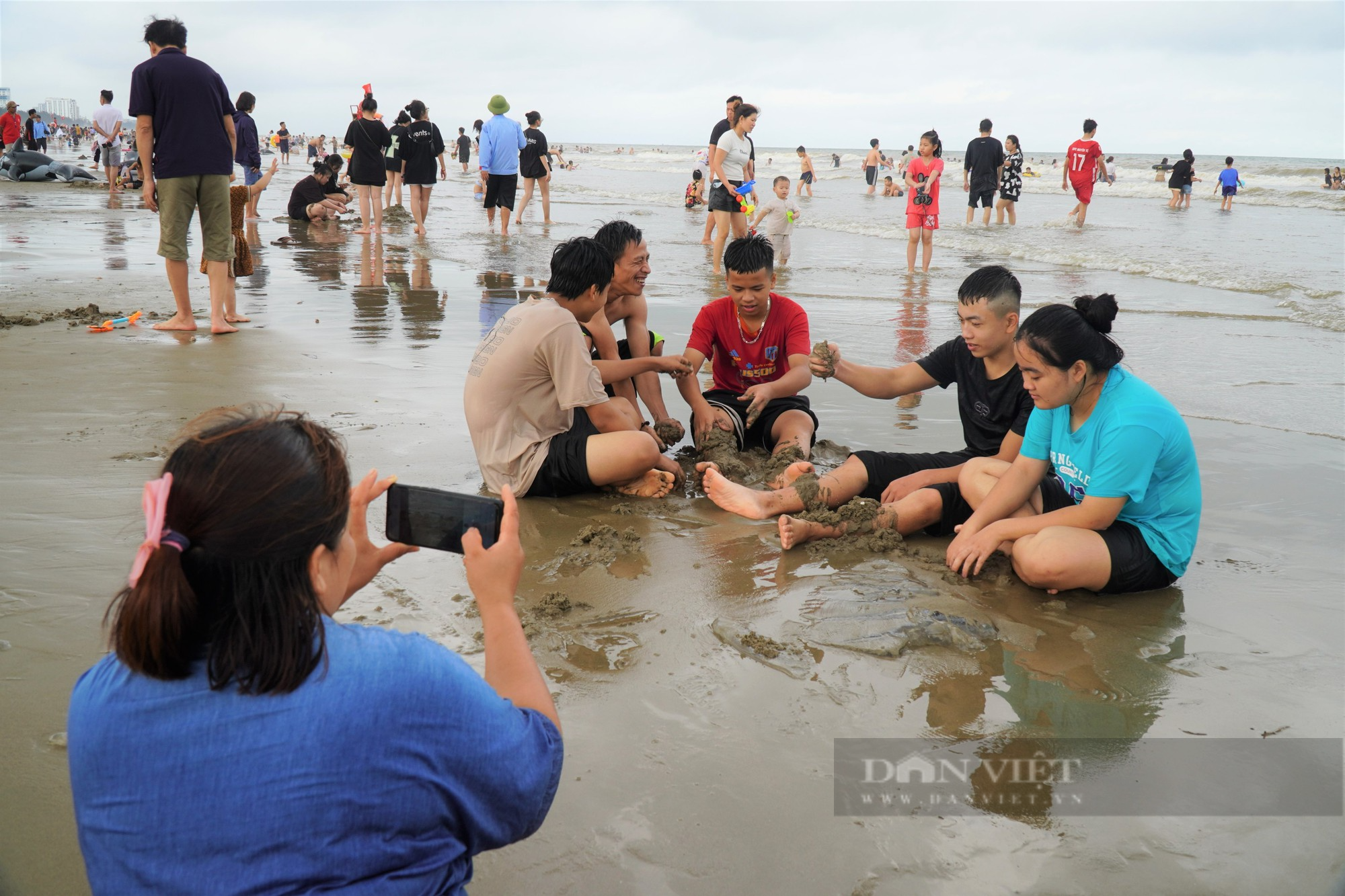 Du khách thích thú chụp ảnh với sứa dạt vào bờ biển - Ảnh 8.