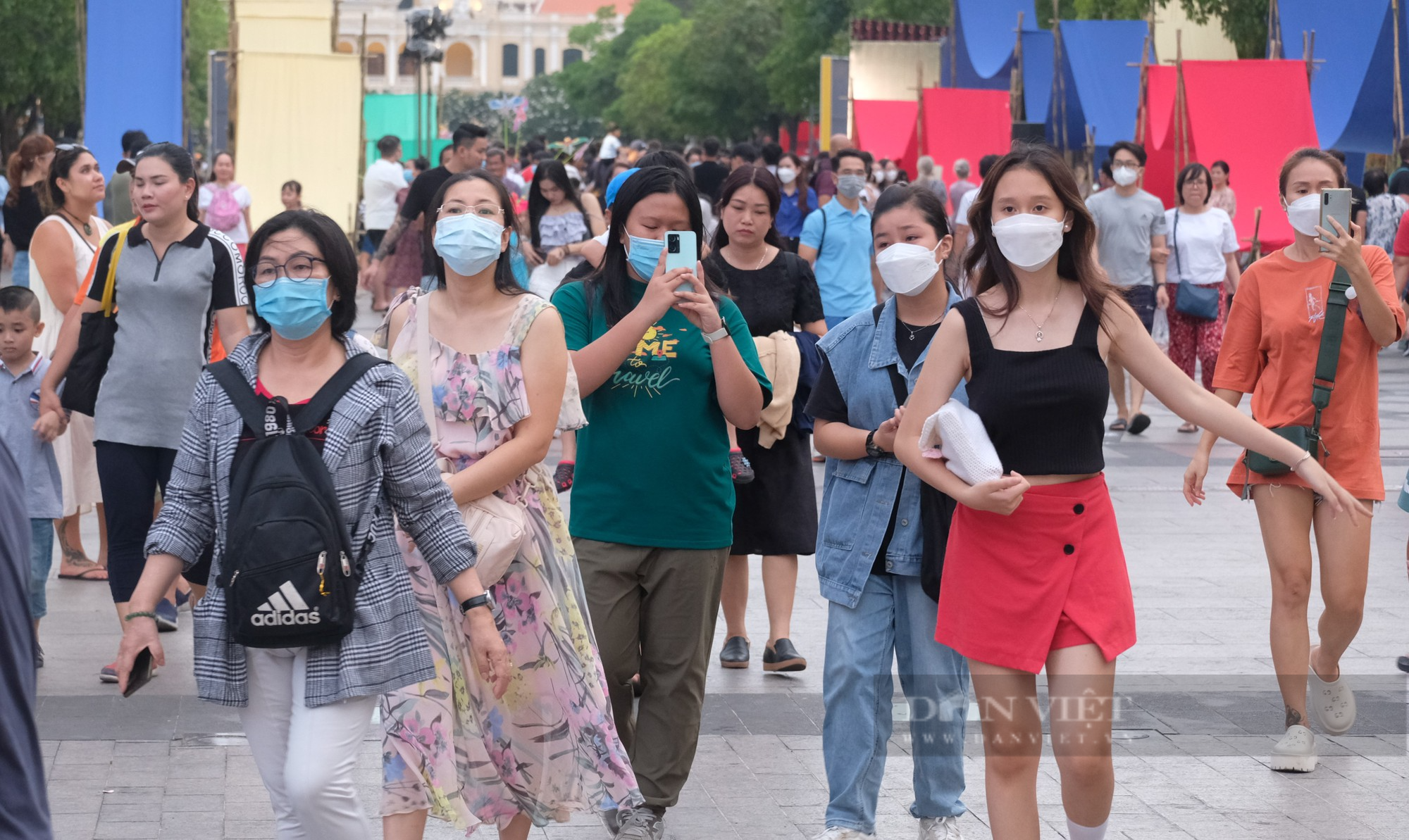 Trước thời khắc bắn pháo hoa chào mừng lễ 30/4: Hàng trăm người dân phấn khởi tập trung tại Công viên bến Bạch Đằng - Ảnh 1.