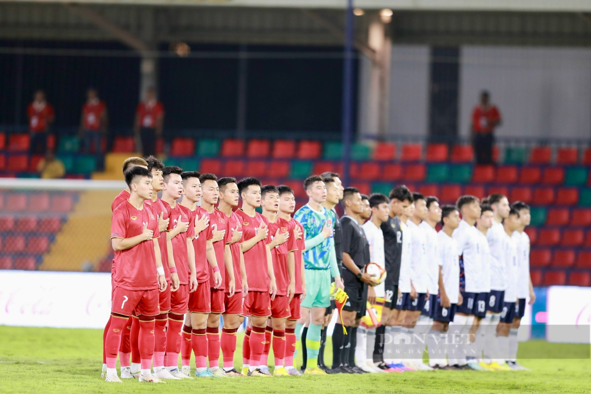 Quốc Việt ghi bàn nhân đôi tỉ số ở phút bù giờ U22 Việt Nam thắng Lào 2-0 - Ảnh 1.
