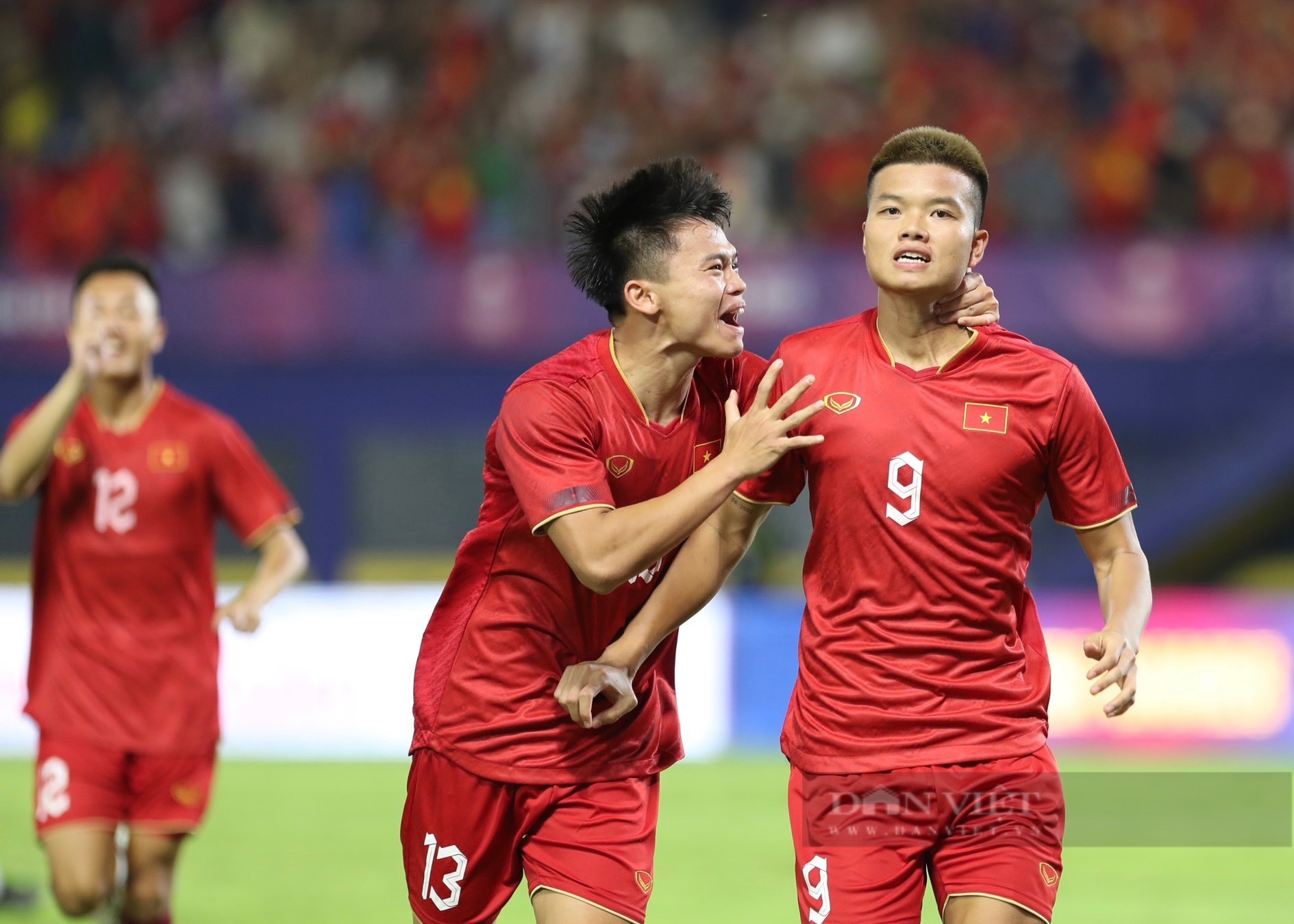 Quốc Việt ghi bàn nhân đôi tỉ số ở phút bù giờ U22 Việt Nam thắng Lào 2-0 - Ảnh 2.