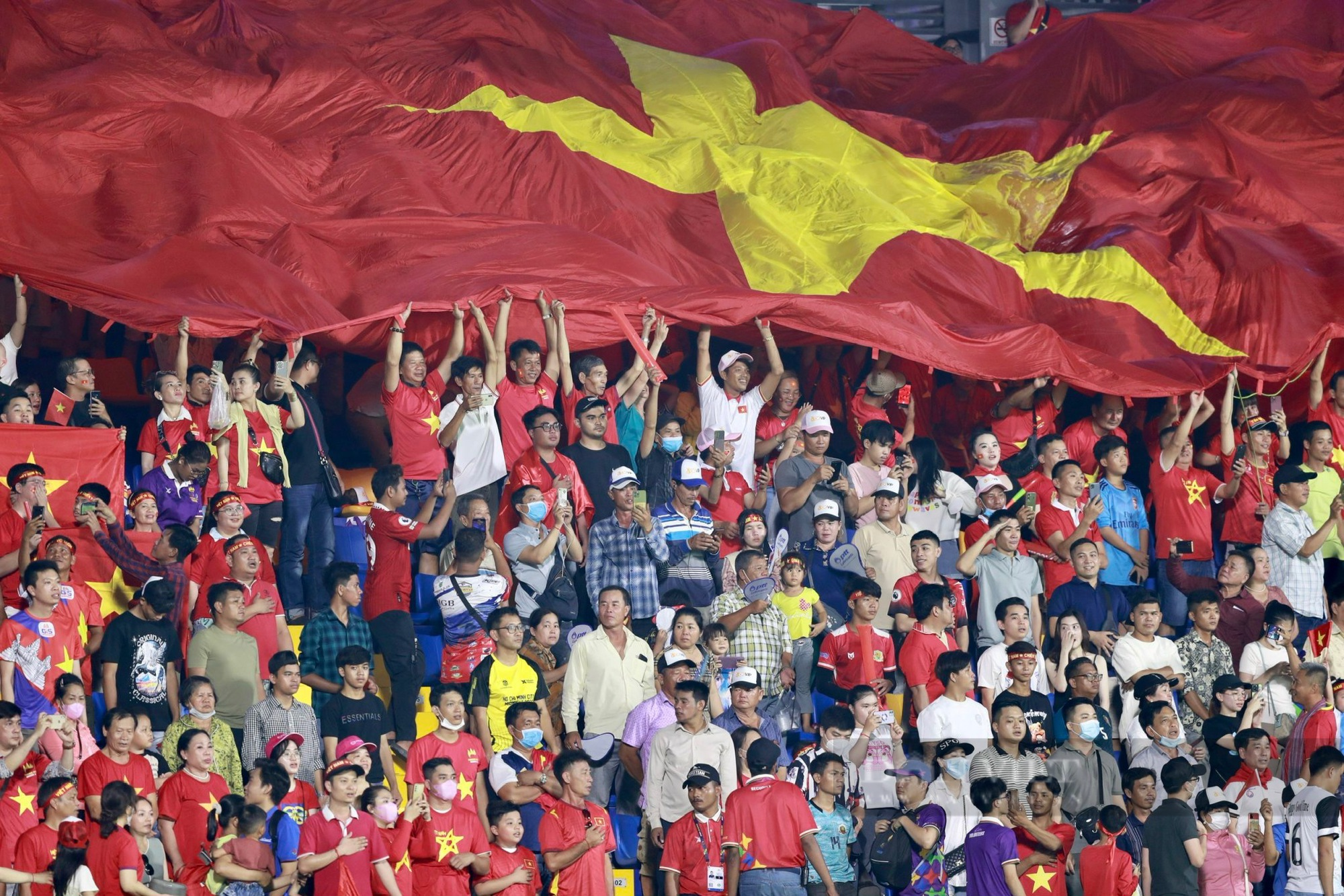 Quốc Việt ghi bàn nhân đôi tỉ số ở phút bù giờ U22 Việt Nam thắng Lào 2-0 - Ảnh 4.