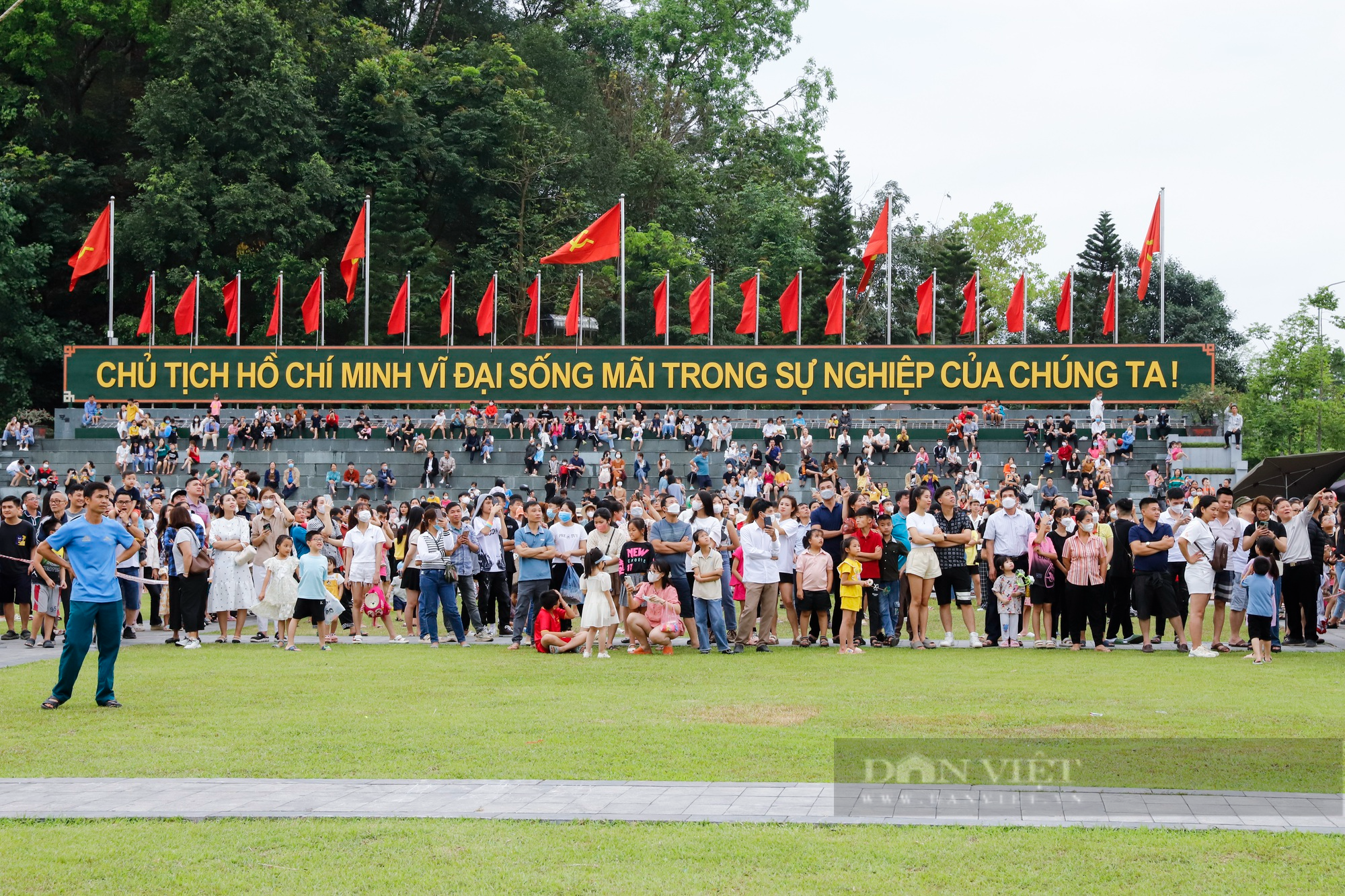 Sau vụ cháy khinh khí cầu tại Tuyên Quang, hàng nghìn người vẫn đổ về xem và trải nghiệm bay - Ảnh 6.