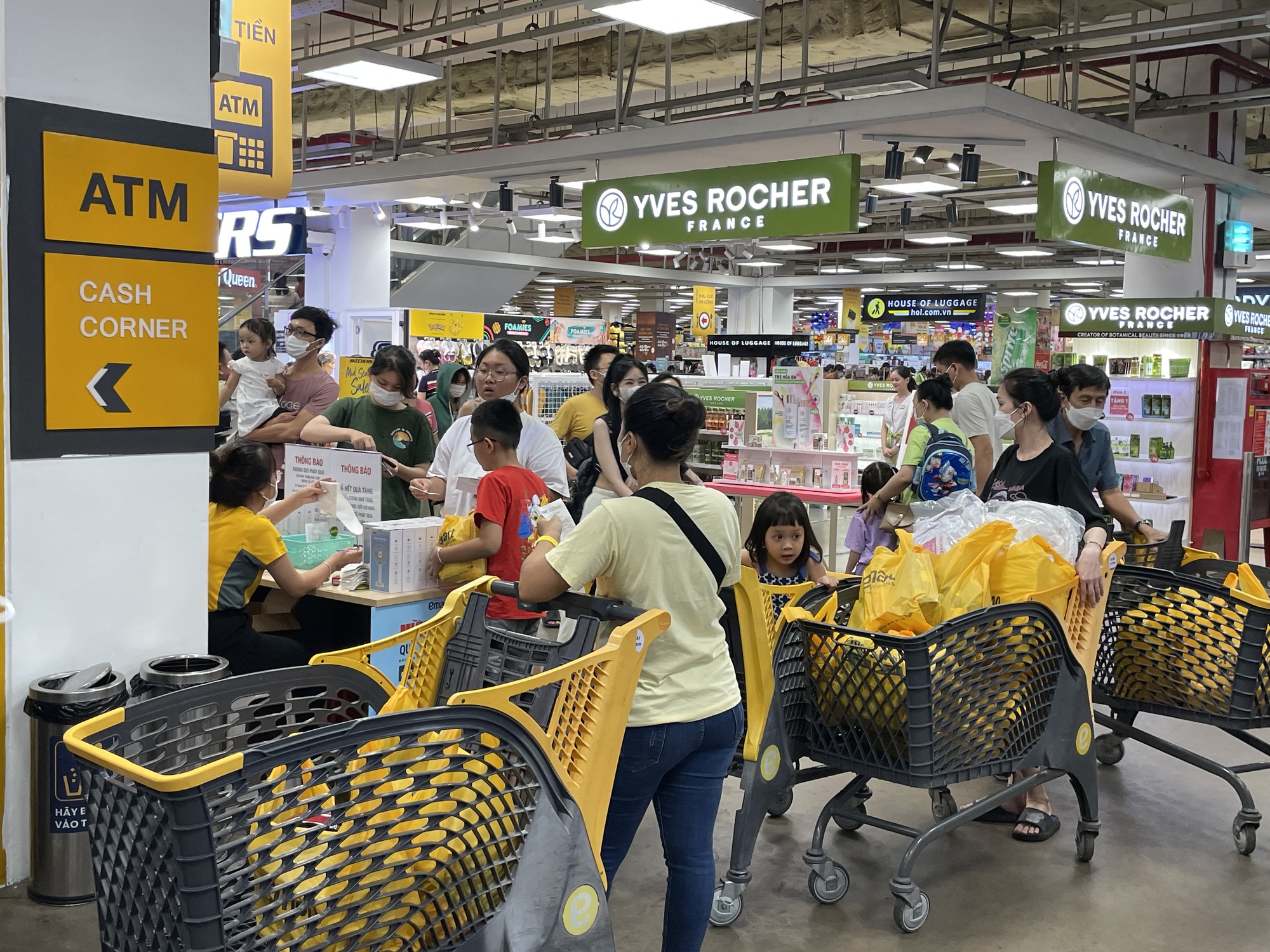 Người Sài Gòn đổ vào siêu thị, trung tâm thương mại trốn nóng - Ảnh 1.