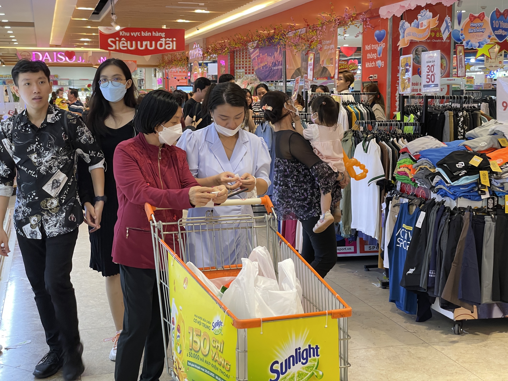 Người Sài Gòn đổ vào siêu thị, trung tâm thương mại trốn nóng - Ảnh 4.