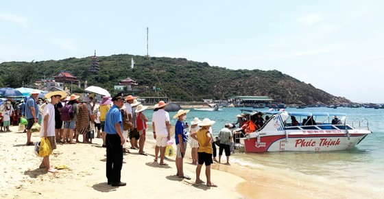Miền Trung tăng vọt lượng khách du lịch nghỉ lễ - Ảnh 14.