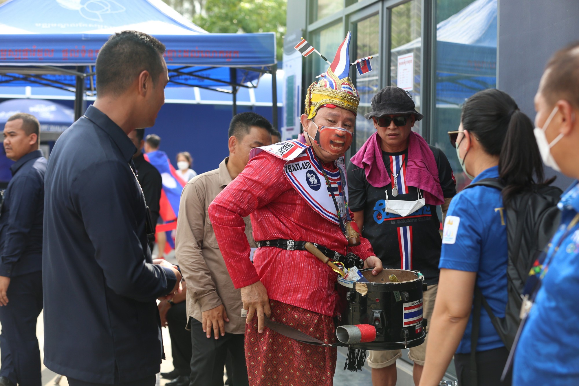 An ninh Campuchia cấm CĐV Thái Lan mang trống vào sân cổ vũ - Ảnh 2.