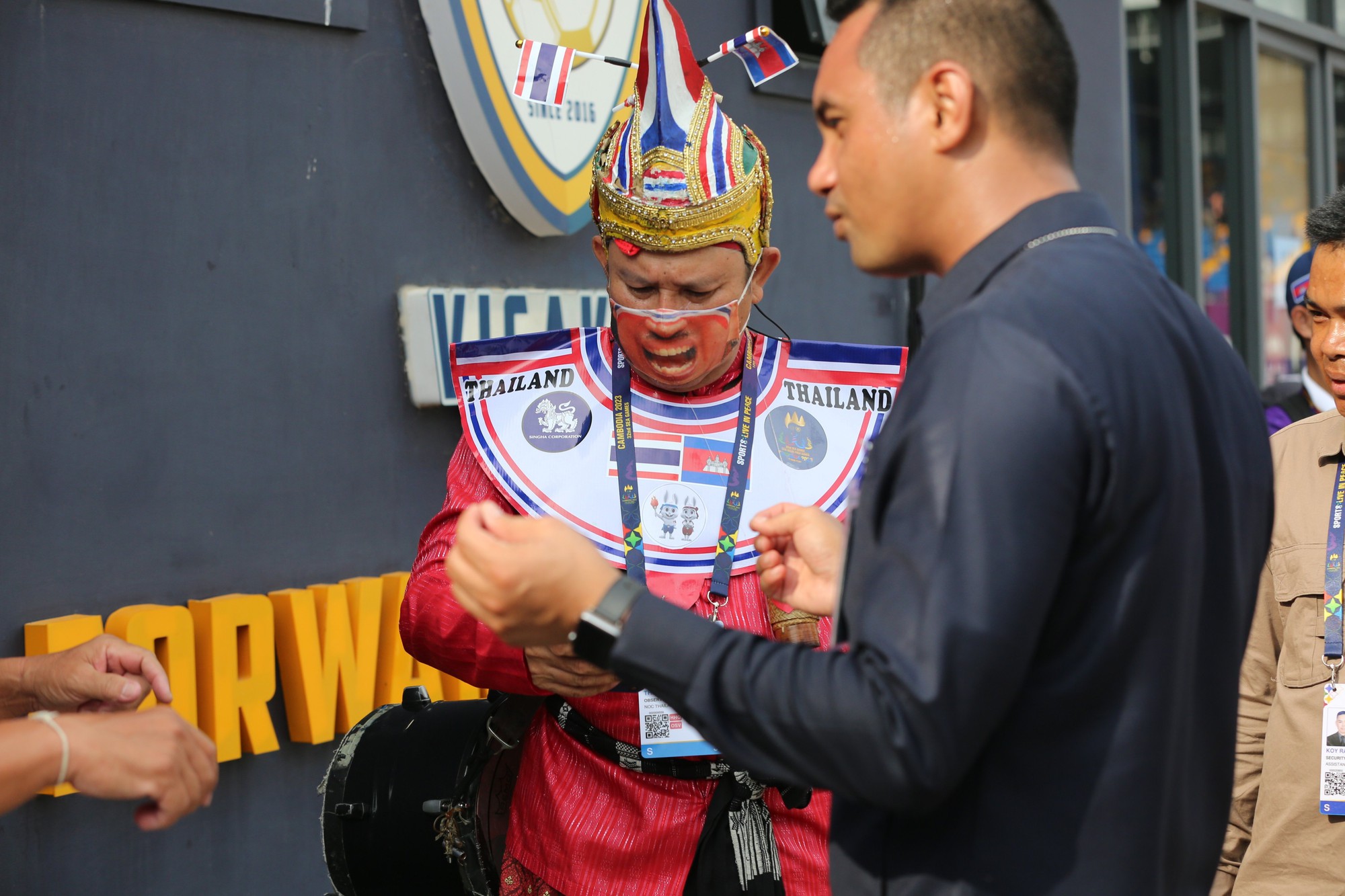 An ninh Campuchia cấm CĐV Thái Lan mang trống vào sân cổ vũ - Ảnh 3.