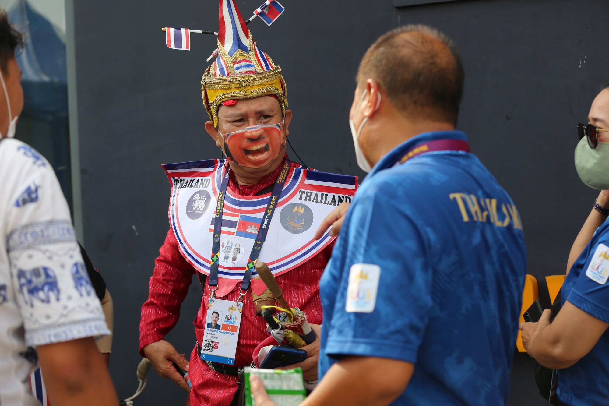 An ninh Campuchia cấm CĐV Thái Lan mang trống vào sân cổ vũ - Ảnh 4.