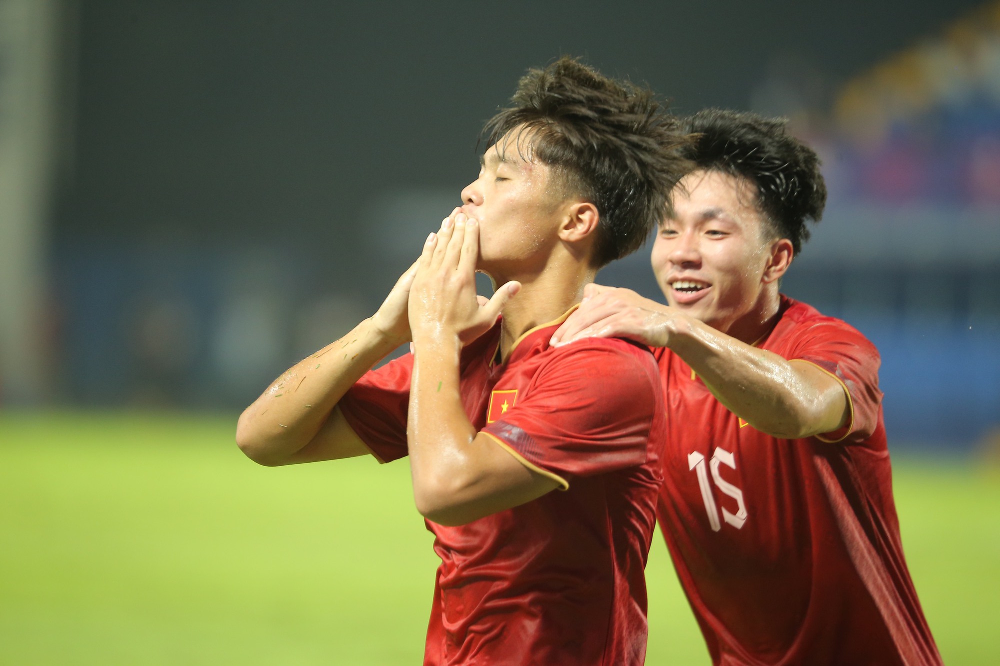 Quốc Việt ghi bàn nhân đôi tỉ số ở phút bù giờ U22 Việt Nam thắng Lào 2-0 - Ảnh 7.