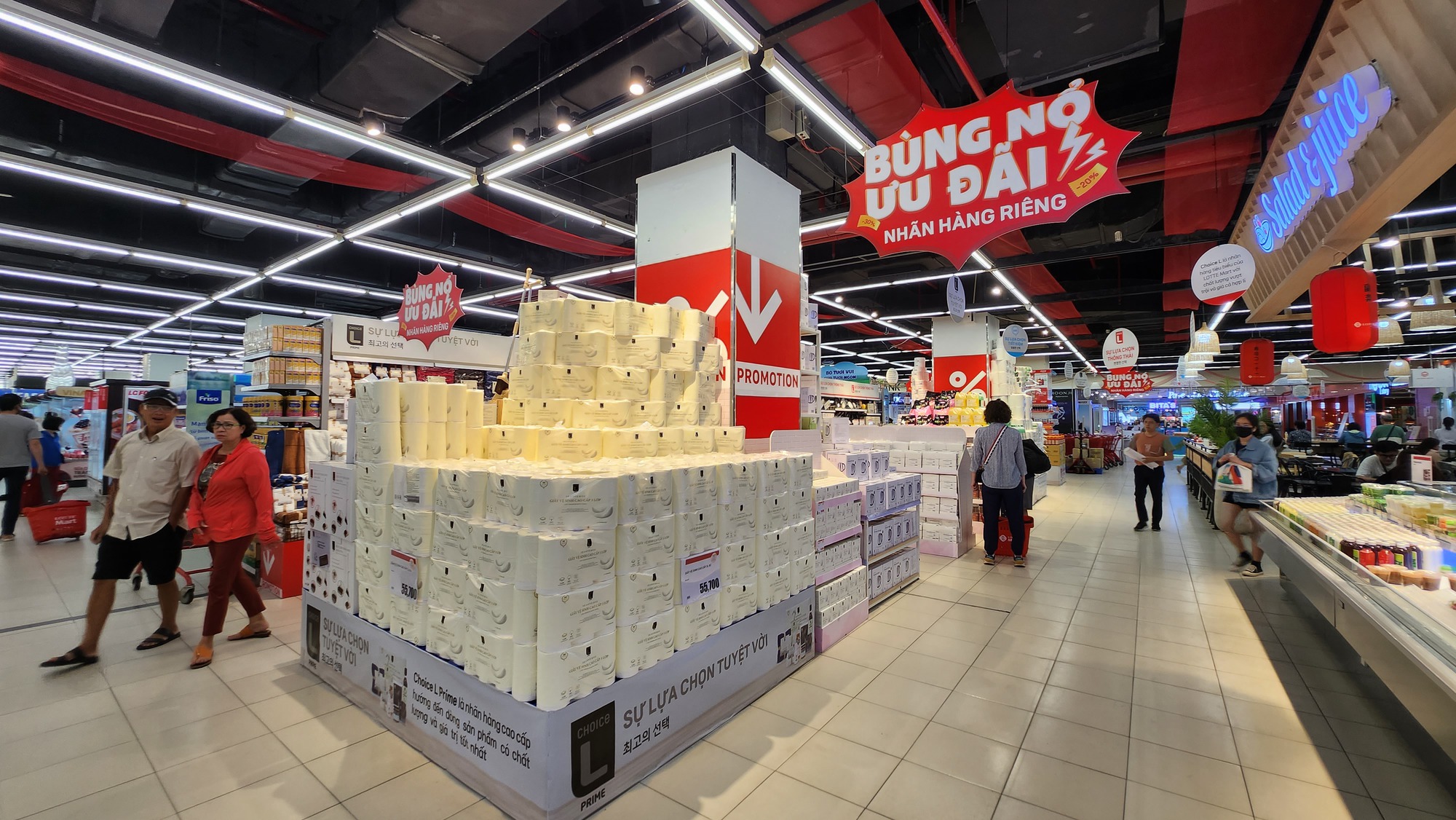 Hàng trăm siêu thị tung thêm hàng nhãn riêng, giảm giá hấp dẫn để kéo sức mua - Ảnh 2.