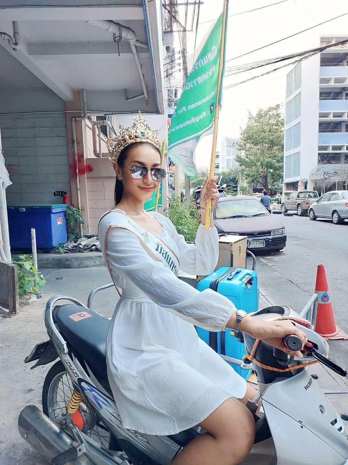 Cảnh tượng thí sinh đi xe máy, cưỡi trâu dự thi Hoa hậu Hòa bình Thái Lan - Ảnh 4.