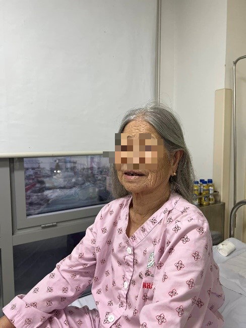 Cụ bà 92 tuổi tắc dạ dày nghiêm trọng vì ăn nhiều hồng xiêm - Ảnh 2.