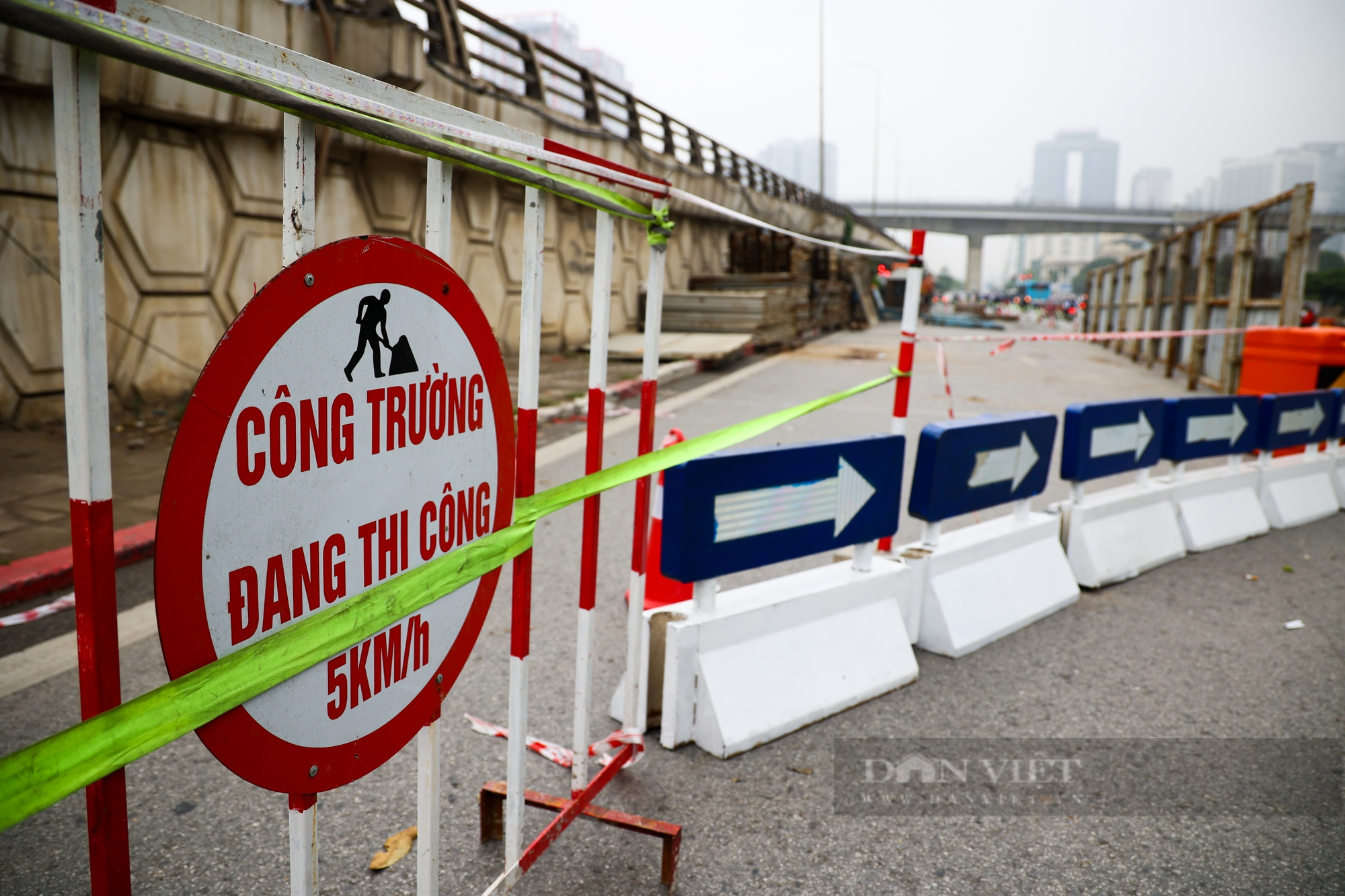 Cận cảnh rào chắn phục vụ thi công 2 cầu vượt thép trị giá 340 tỷ đồng tại nút giao Mai Dịch - Ảnh 5.