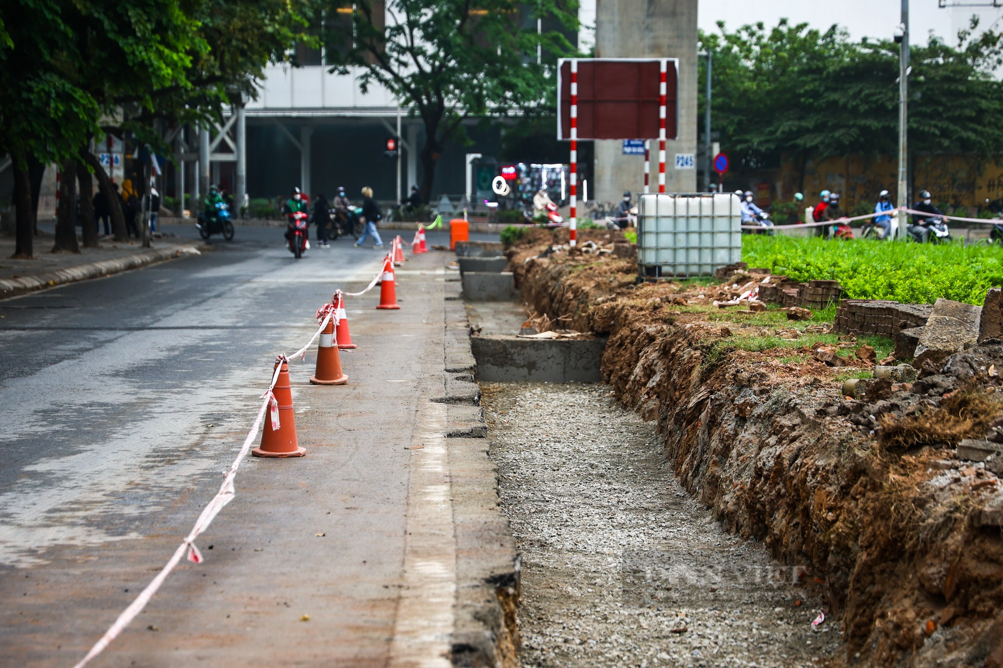 Cận cảnh rào chắn phục vụ thi công 2 cầu vượt thép trị giá 340 tỷ đồng tại nút giao Mai Dịch - Ảnh 9.