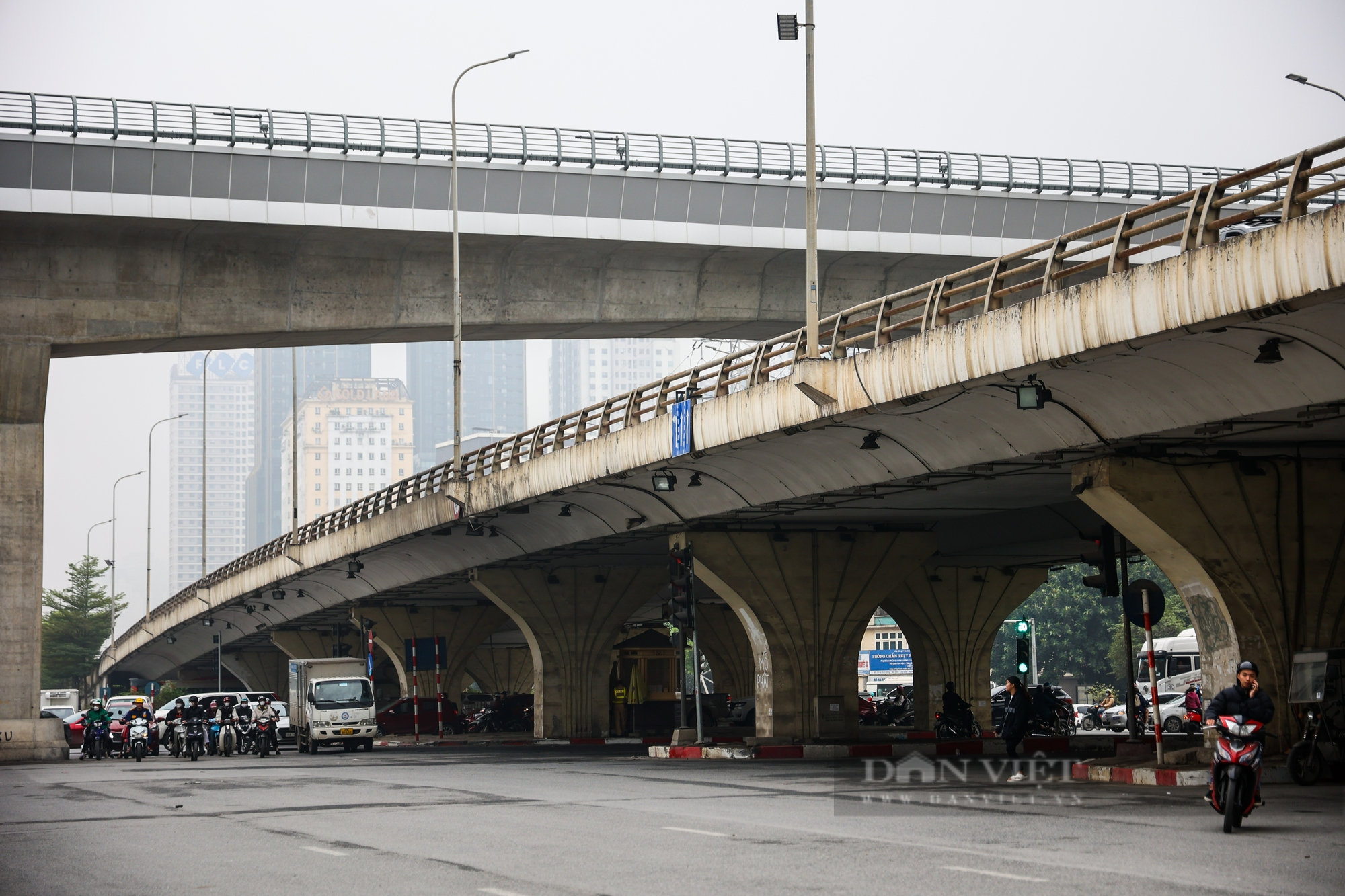 Cận cảnh rào chắn phục vụ thi công 2 cầu vượt thép trị giá 340 tỷ đồng tại nút giao Mai Dịch - Ảnh 13.