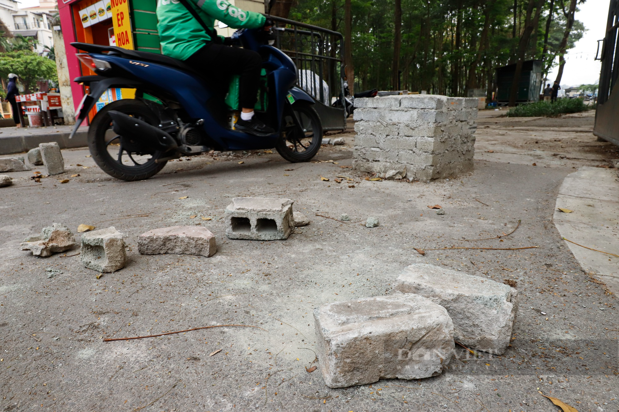 Quán bia và trà đá &quot;xẻ thịt&quot; công viên 6000 m2 tại bán đảo phía Nam Hà Nội - Ảnh 4.