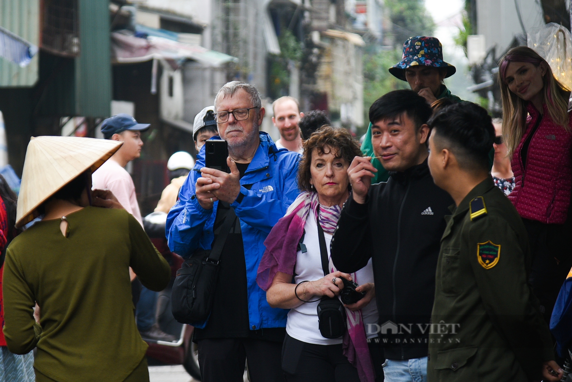 Sở Du lịch Hà Nội yêu cầu không tổ chức đưa khách Tây đến khu vực cà phê đường tàu - Ảnh 1.