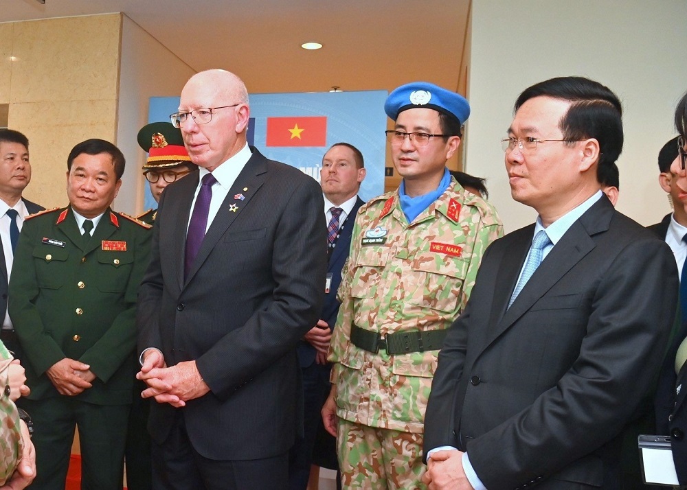 Chủ tịch nước Võ Văn Thưởng và Toàn quyền Australia thăm Cục Gìn giữ hòa bình - Ảnh 1.